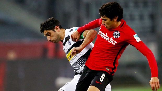 
                <strong>Jesus Vallejo (Eintracht Frankfurt)</strong><br>
                Jesus Vallejo (Eintracht Frankfurt): Die Hessen haben sich vor der Saison darauf verständigt, vornehmlich Spieler von Großklubs auszuleihen - und dabei einen Kracher an Land gezogen. Real-Leihgabe Vallejo etablierte sich auf Anhieb in der Innenverteidigung. Der 19-Jährige ist trotz seiner Jugend schon sehr reif und so ist es kein Wunder, dass es im Laufe des Herbstes Gerüchte gab, wonach Real seine Rohdiamanten früher nach Spanien zurückholen wolle. Diese sind nun aber wohl vom Tisch. Damit darf sich Frankfurt zumindest ein weiteres Halbjahr auf Topleistungen des Teenagers freuen.
              