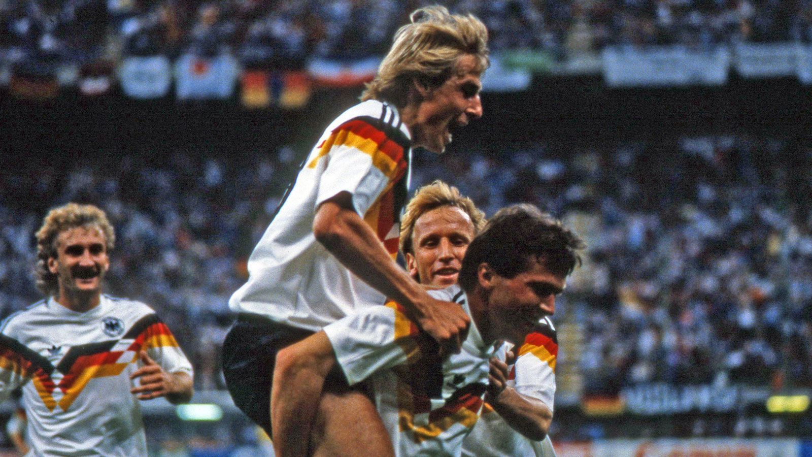 
                <strong>WM 1990: Deutschland - Jugoslawien</strong><br>
                Den Schwung für das erfolgreiche Turnier holten sich die Deutschen in ihrem Auftaktspiel gegen Jugoslawien. Das erste Tor erzielte Lothar Matthäus in der 29. Minute. Einer der ersten Gratulanten war Jürgen Klinsmann. In den darauffolgenden Jahren verstanden sich die beiden nicht immer so gut.
              