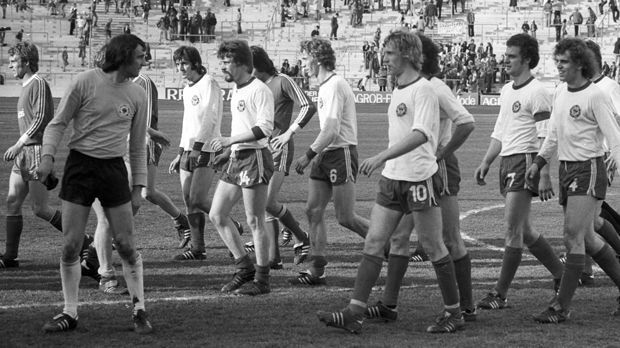 
                <strong>Platz 10 - Tennis Borussia Berlin (1974/75, 21 Punkte, 38:89 Tore)</strong><br>
                Tennis Borussia Berlin konnte sich nur eine Saison lang in der Bundesliga halten. Der Aufsteiger gewann in der gesamten Spielzeit nur fünf Spiele. Ihre beste Phase hatten die Berliner zwischen dem 23. und 25. Spieltag, als drei Siege in Serie gelangen. Von diesem Zeitpunkt an gab es dann bis zum Saisonende jedoch nur noch drei Unentschieden, aber keinen einzigen Dreier mehr. Das Team um den Ex-Nationalspieler Karl-Heinz Schnellinger stieg jedoch zumindest nicht als Schlusslicht der Saison 1974/75 ab.
              