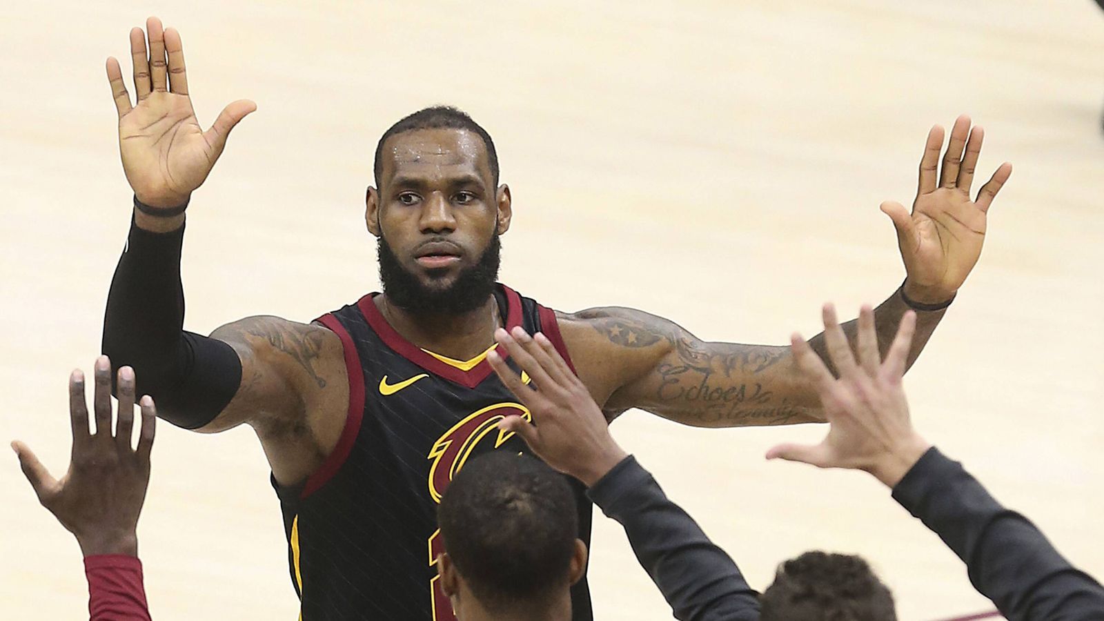 
                <strong>Ein Verbleib bei den Cleveland Cavaliers</strong><br>
                Selbstverständlich könnte LeBron James auch in Cleveland bleiben. Entweder er zieht seine Option und kassiert für die kommende Saison 35,6 Millionen Dollar. Oder aber (die wahrscheinlichere Variante) James handelt einen neuen Mega-Vertrag aus, um Steph Curry als bestbezahltesten NBA-Spieler von Platz 1 zu verdrängen. Die Frage ist nur, ob James daran glaubt, mit den Cavaliers noch viele weitere Jahre um den Titel spielen zu können. Gegen einen Verbleib spricht zudem, dass James ein schwieriges Verhältnis zum Cavaliers-Eigentümer Dan Gilbert haben soll, weil dieser ein aktiver Unterstützer von US-Präsident Donald Trump ist, während James zu den größten Kritikern von Trump zählt.       
              