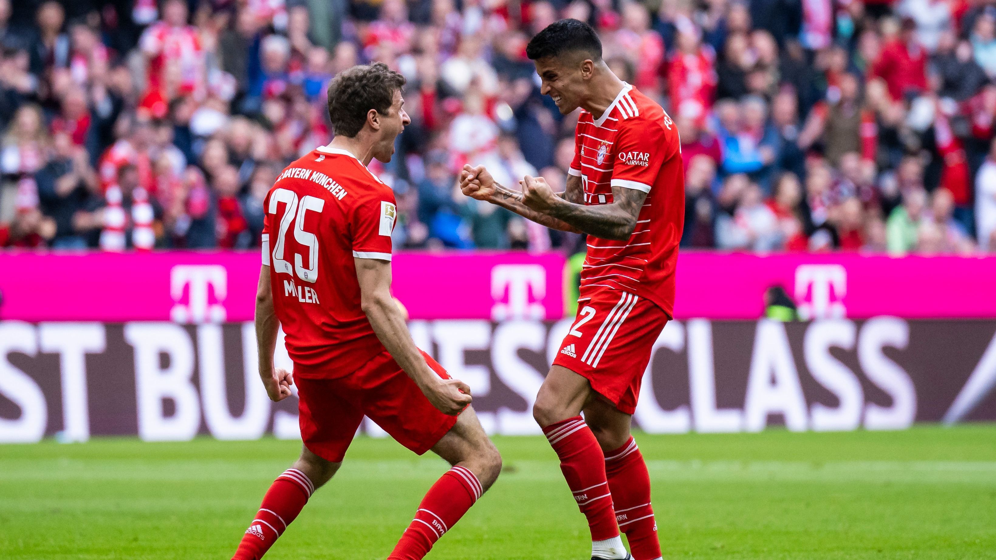 Münchens Thomas Müller (l) jubelt nach seinem Tor zum 1:0 mit Münchens Joao Pedro Cavaco Cancelo (r). 