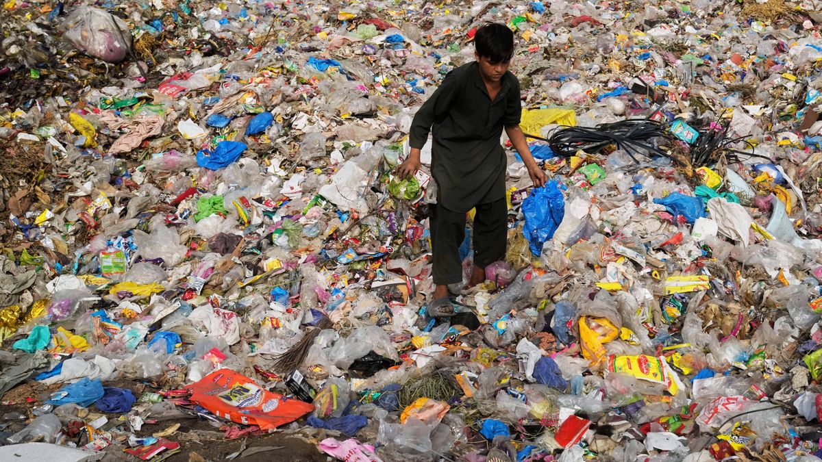 Ein Müllsammler in Pakistan sammelt wiederverwertbare Gegenstände, darunter Plastik, auf einer Mülldeponie. In Genf finden derzeit Verhandlungen über eine UN-Plastik-Konvention statt.