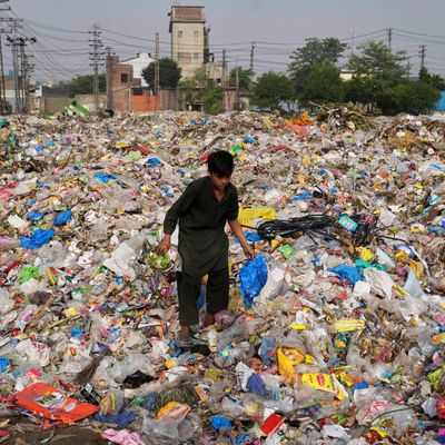 Ein Müllsammler in Pakistan sammelt wiederverwertbare Gegenstände, darunter Plastik, auf einer Mülldeponie. In Genf finden derzeit Verhandlungen über eine UN-Plastik-Konvention statt.
