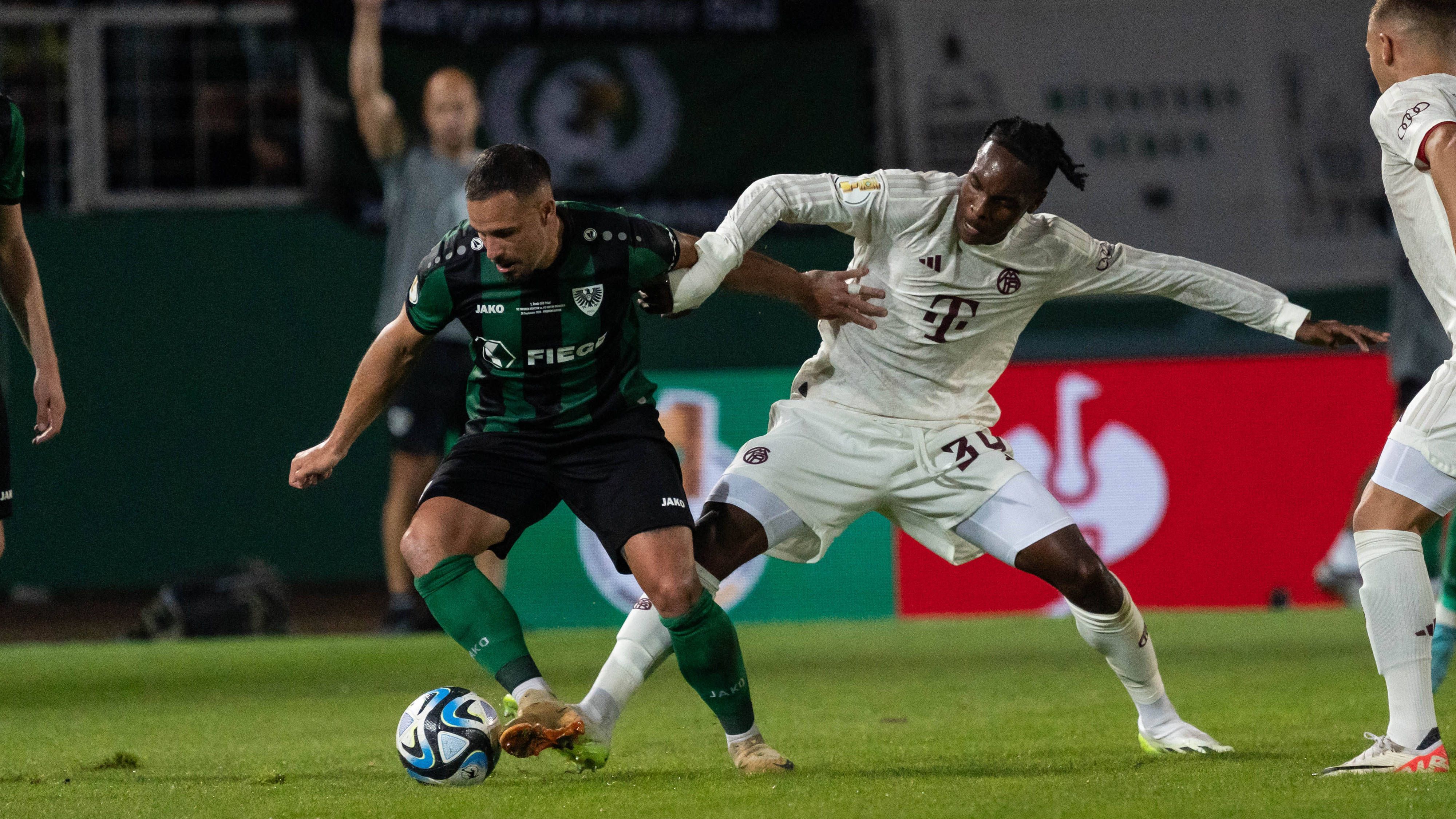 <strong>Mathys Tel</strong><br>Schöne Einzelleistung bei der Vorbereitung des 1:0. Er zeigt, dass er nicht nur als Joker, sondern von Beginn an sofort hellwach ist. Spielfreudig, viel in Bewegung, immer wieder gefährlich, und das über 90 Minuten. Krönt den guten Auftritt mit dem Treffer zum 4:0. <strong><em>ran</em>-Note: 2</strong>