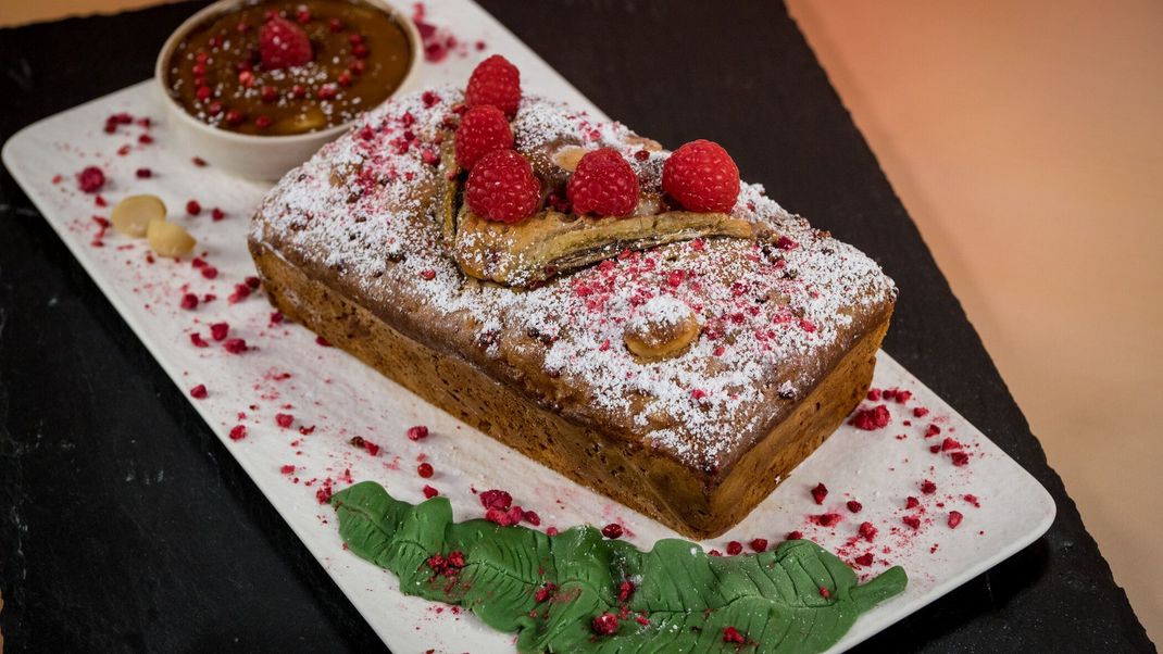 Himbeer-Macadamia-Bananenbrot mit Kokosblüten-Dulce de Leche