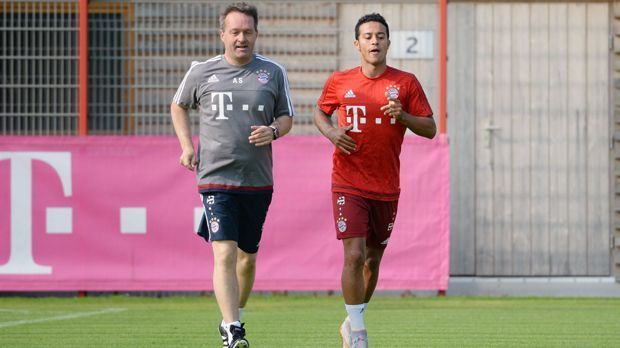 
                <strong>Dr. Andreas Schlumberger</strong><br>
                Dr. Andreas Schlumberger: Bayerns Reha-Chef (li.) soll laut "Bild" auf dem Zettel des FC Liverpool stehen. Der 50-Jährige kam im Sommer 2015 zum deutschen Rekordmeister. Offiziell ist der Abschied zwar noch nicht, doch Schlumberger kennt Klopp zumindest schon sehr gut ...
              