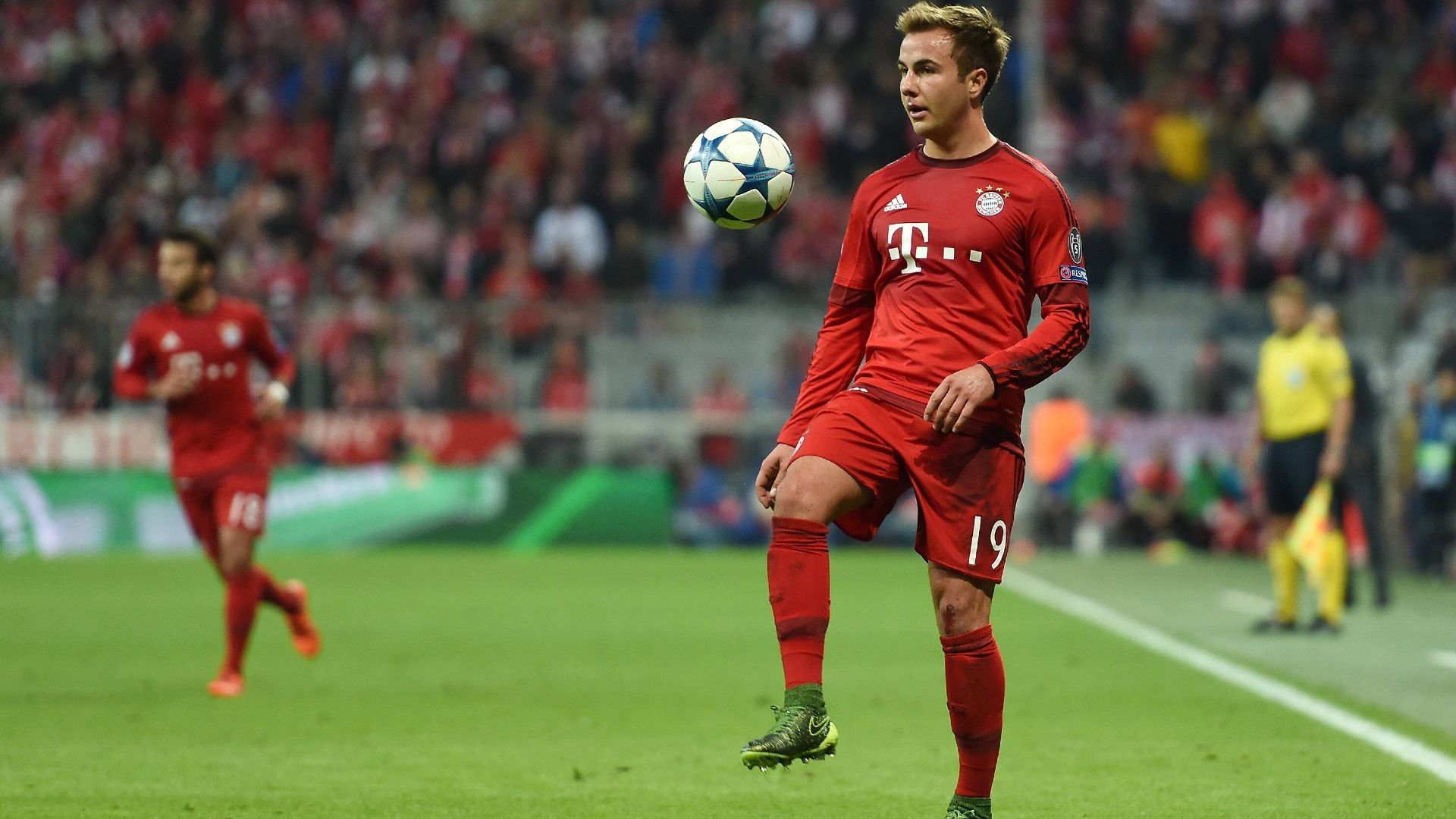 
                <strong>FC Bayern München: Mario Götze</strong><br>
                "Der FC Bayern München zahlte eine hohe Ablösesumme, um ihn zu verpflichten. Die Erwartungen waren entsprechend hoch. Götze konnte jedoch nie das volle Potenzial, das ihm zugeschrieben wurde, beim FC Bayern abrufen. Er hatte mit Verletzungen zu kämpfen und konnte sich nicht als Stammspieler etablieren. Zudem wirkte er zuweilen etwas unsicher und passte nicht immer perfekt in das Spiel des FC Bayern."
              