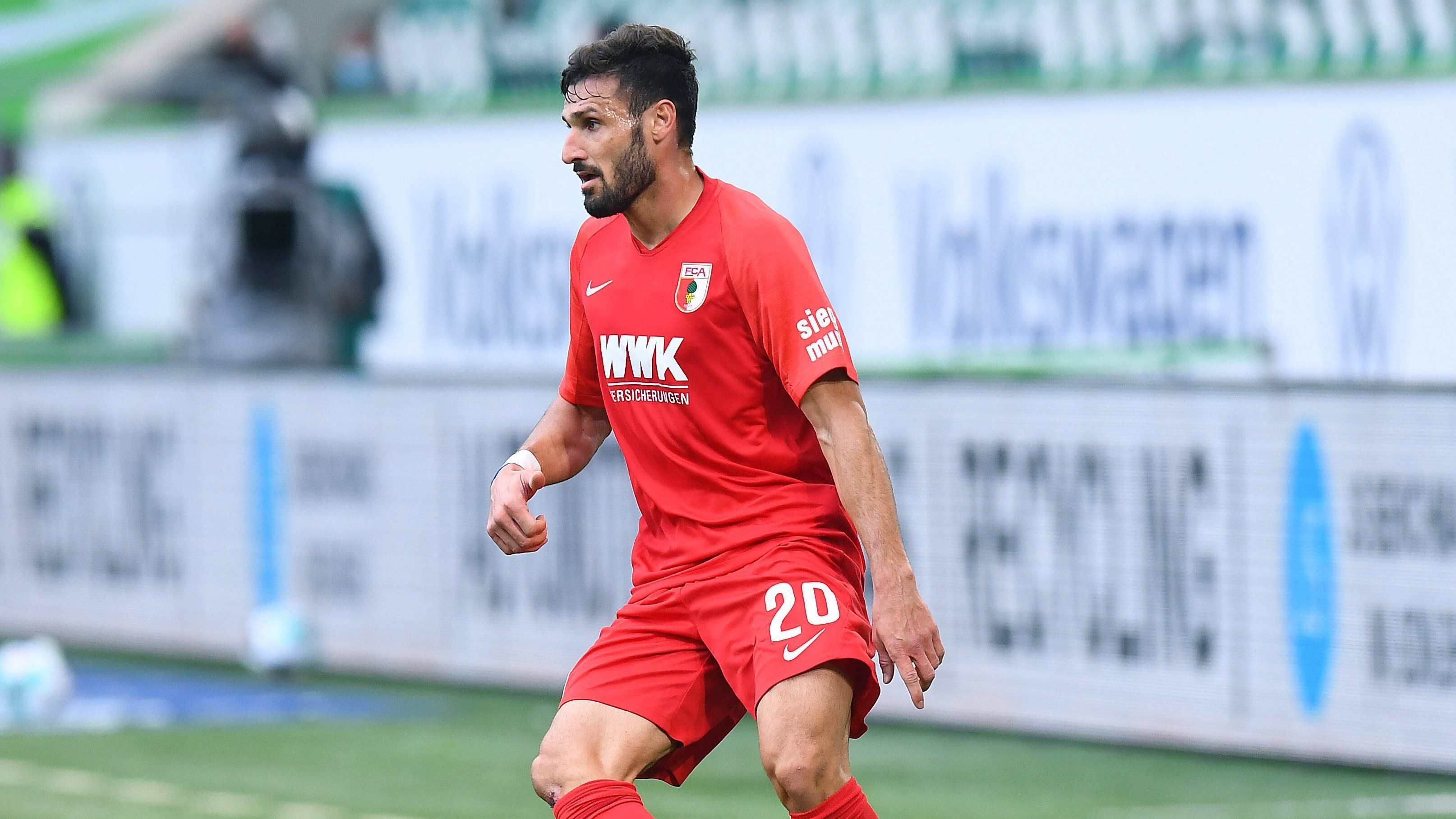 
                <strong>Daniel Caligiuri (FC Augsburg) </strong><br>
                Seine Qualitäten als Standardschütze waren nur einer von mehreren Gründen dafür, warum sich der FC Augsburg im Sommer die Dienste von Daniel Caligiuri sicherte. Beim furiosen 2:0-Sieg über Vizemeister Borussia Dortmund zeigte er dieses Talent gleich, indem er das 1:0 per Freistoß auflegte und sich wenig später mit einem eiskalten Abschluss in die Torschützen-Liste eintrug. Die bislang noch ungeschlagenen Augsburger stehen demnach auch wegen Caligiuri auf dem zweiten Tabellenplatz. Dafür mussten die Augsburger keinen einzigen Cent für den 32-Jährigen überweisen, der ablösefrei vom FC Schalke 04 nach Schwaben kam. Ein starker Transfer der Augsburger, der sich sportlich bislang voll ausgezhalt hat. 
              