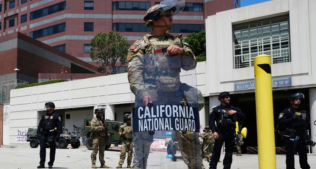Die US-Nationalgarde schützt am Dienstag, den 10. Juni 2025, ein Gebäude in Los Angeles.