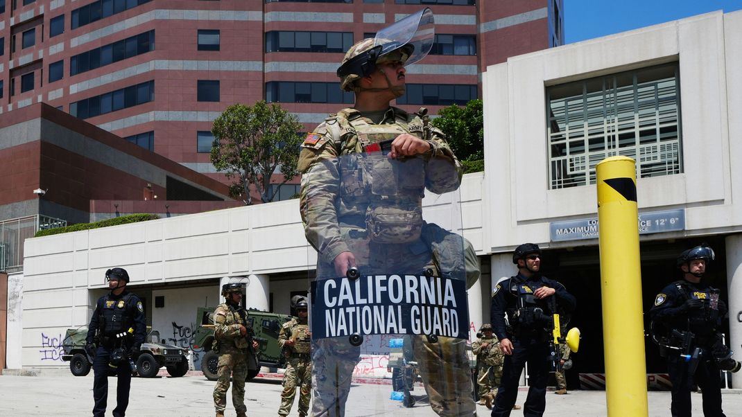 Die US-Nationalgarde schützt ein Gebäude in Los Angeles.