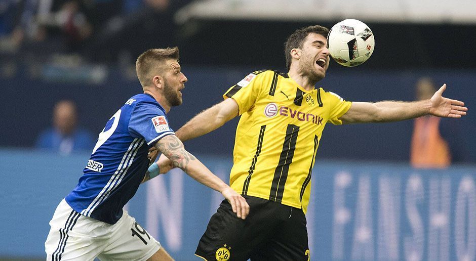 
                <strong>Sokratis</strong><br>
                Der Grieche brennt! Zumindest in Halbzeit eins. Kompromisslos, aber fast immer fair grätscht Sokratis alles ab, was auch nur annähernd königsblau aussieht. Ganz anders in der zweiten Hälfte: Beim 1:4 ist er viel zu weit von Burgstaller weg. Auch danach zu oft nur noch Zuschauer. ran.de-Note: 4
              