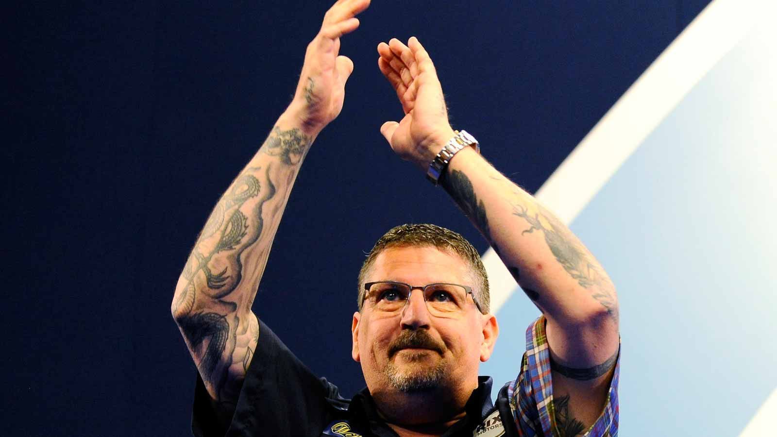 
                <strong>3. Gary Anderson (4,27 Millionen Euro)</strong><br>
                Gary Anderson kann sich als zweifacher Weltmeister auf Platz drei in der Liste wiederfinden. Dabei kommt der Schotte auf insgesamt 4,27 Millionen Euro, die er seit 1990 verdient hat. Da die vergangenen beiden Jahre nicht so gut liefen, ist der "Flying Scotsman" auf Platz vier in der aktuellen Weltrangliste.
              