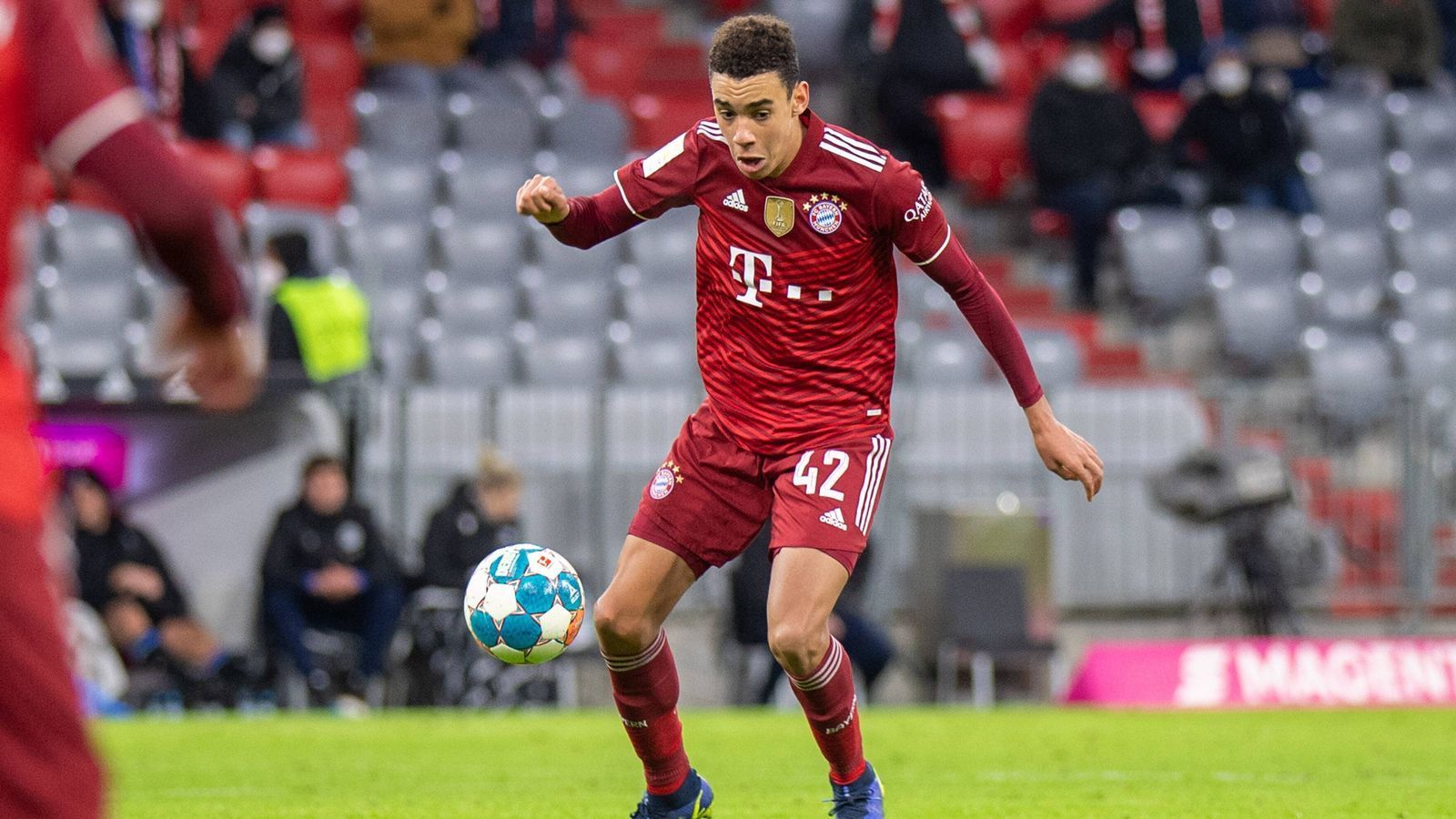 
                <strong>Jamal Musiala</strong><br>
                In der 65. Minute für Goretzka eingewechselt. Kann keine Akzente setzen, wie etwa zuletzt. Hält mit Tolisso den Laden aber zusammen. ran-Note: 3
              