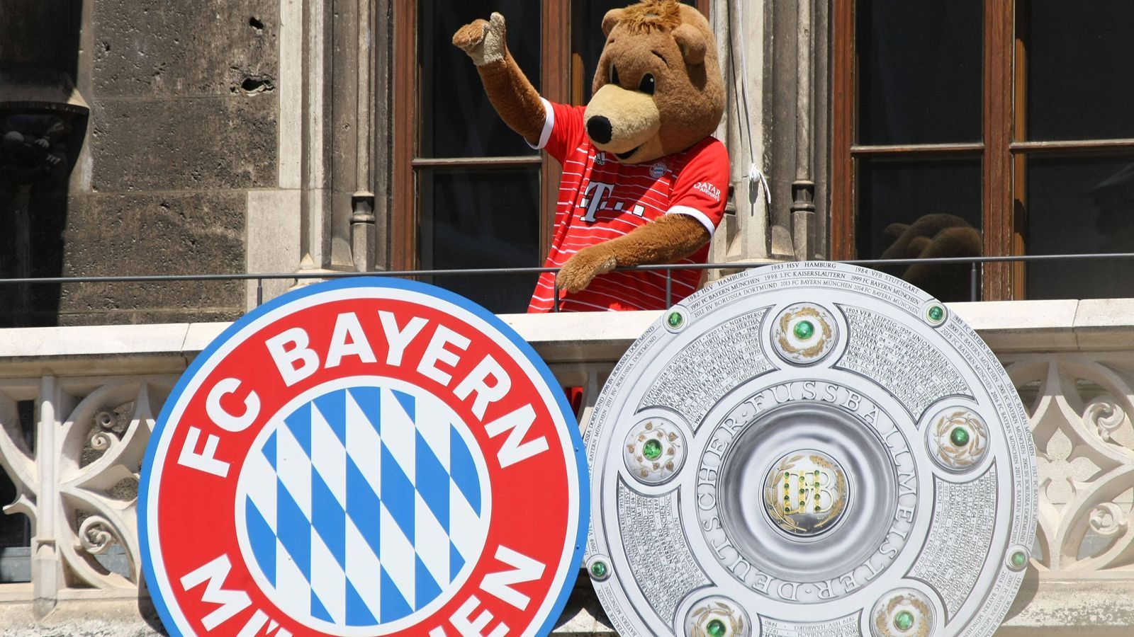 
                <strong>Platz 13: FC Bayern München - Berni</strong><br>
                Berni sieht genauso aus, wie die Idee, aus der er entstanden sein muss: "Mist, alle haben ein Maskottchen. Wir brauchen auch eins! Jeder mag doch Teddy-Bären." Seitdem repräsentiert ein nichtssagendes 0815-Maskottchen den deutschen Rekordmeister. Irgendwas müssen die Bayern ja auch mal nicht können.
              