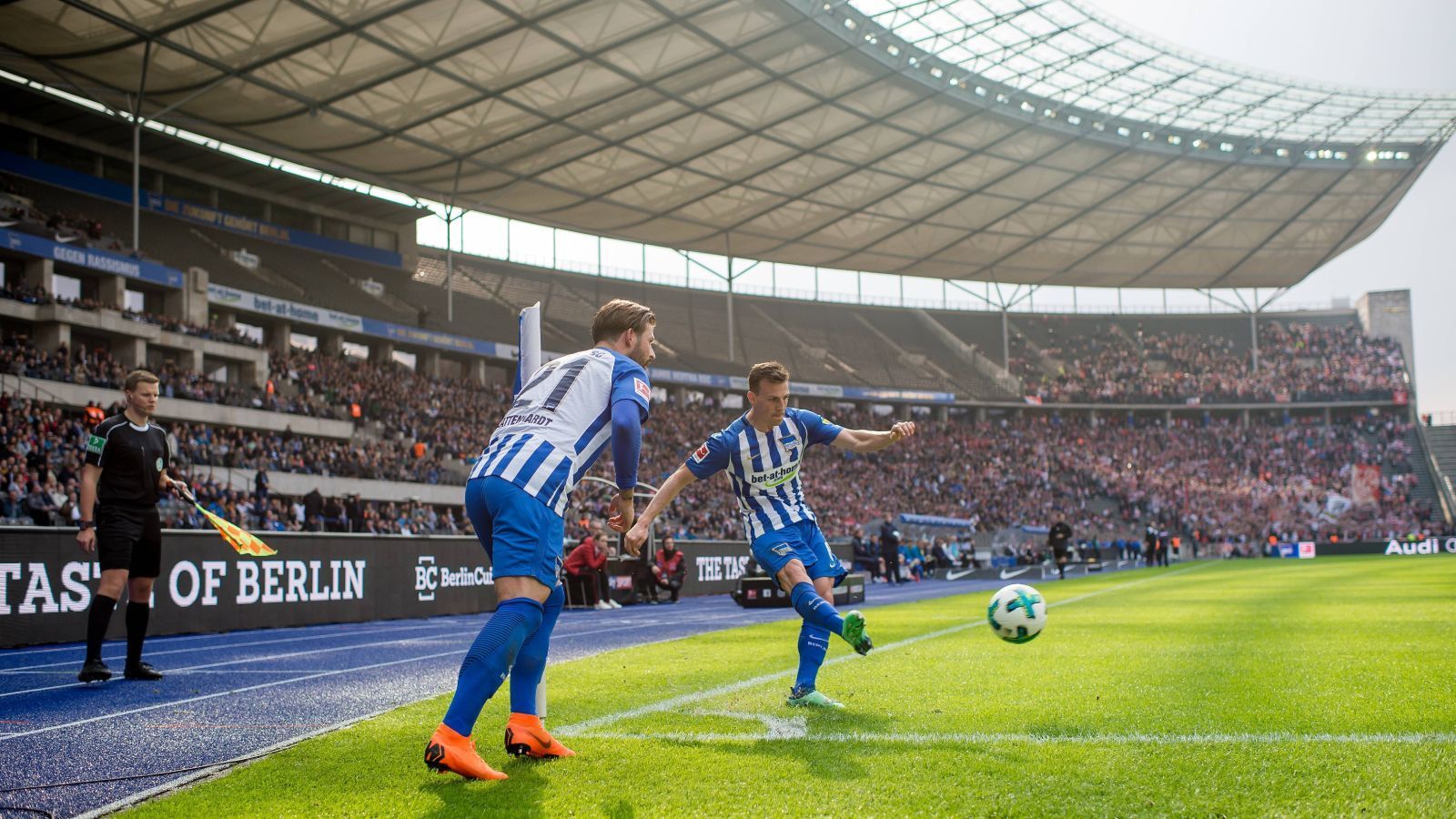 
                <strong>Herthas Standardschwäche vorne</strong><br>
                ... als auch vorne. Dabei sind vor allem die Eckbälle ein Thema. Man sollte meinen, mit Abwehrgrößen wie Niklas Stark, Jordan Torunarigha, Dedryck Boyata und Omar Alderete sowie dem kantigen Stürmer Jhon Cordoba könnte sich die Hertha bei Standards einiges ausrechnen. Weit gefehlt: Aus 108 Eckbällen, die die Hertha sich bis dato erspielte, gelang noch kein einziger Treffer. "Das ist nicht gut", sagte Trainer Pal Dardai kürzlich. Da würden wir zustimmen.
              