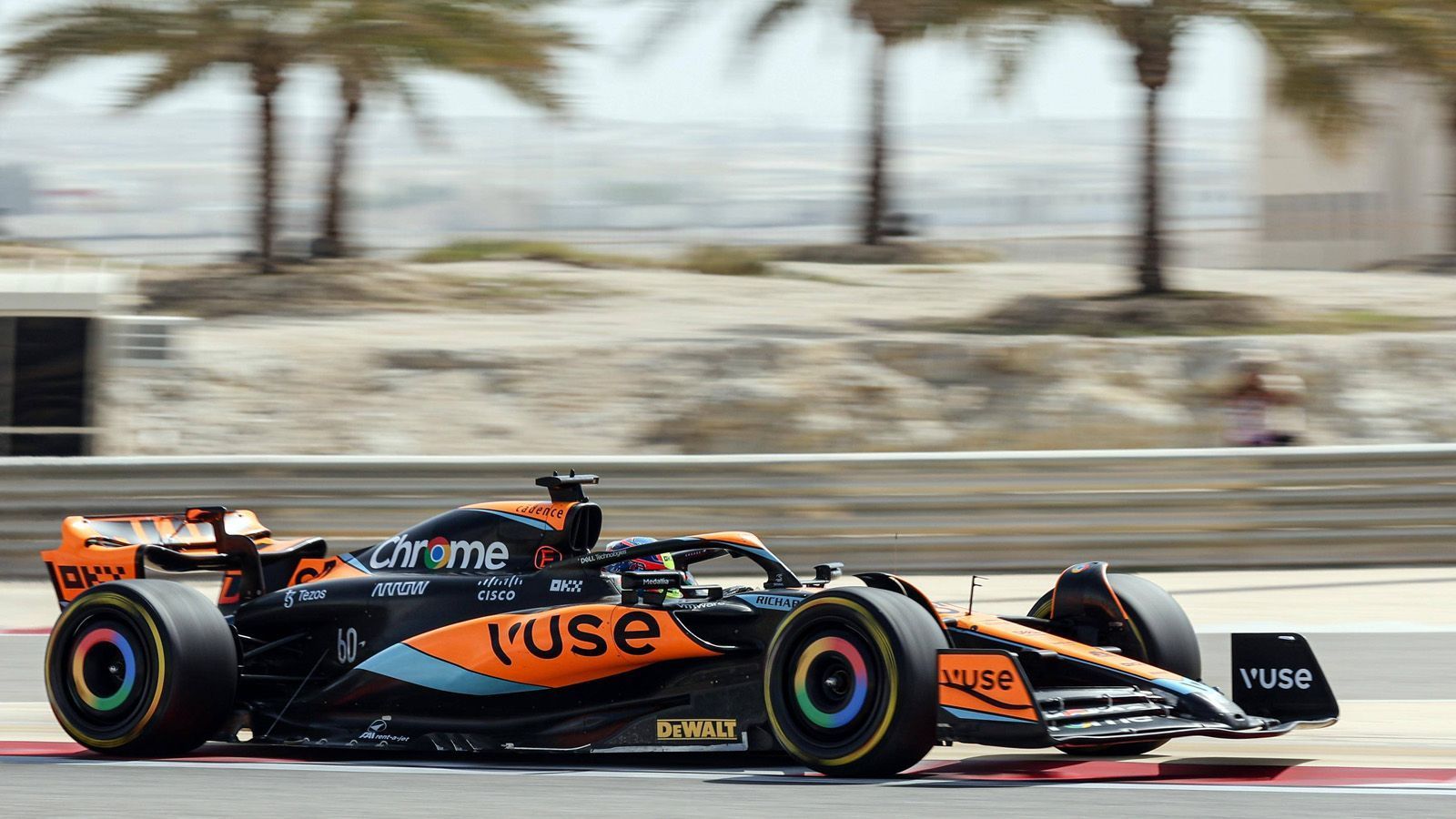 
                <strong>Verlierer: McLaren</strong><br>
                Der Traditionsrennstall war 2022 noch fünfte Kraft – und hinterließ in Bahrain einen erschreckend schwachen Eindruck. Das Auto ist zu einem nicht unerheblichen Teil noch eine Baustelle, mit dem das Team erst einmal nicht konkurrenzfähig sein dürfte. Zumindest im Hinblick auf das Ziel, hinter den Top drei die Nummer eins zu sein. "Wenn ich über die Wettbewerbsfähigkeit spreche, würde ich sagen, dass es unser Ziel ist, während der Saison unter den ersten vier Autos zu sein", sagte Teamchef Andrea Stella: "Im Moment würde ich sagen, dass wir uns nicht unbedingt in diesem Bereich befinden."
              