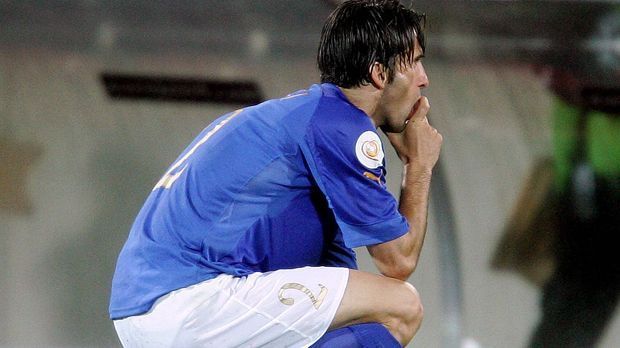 
                <strong>Panucci</strong><br>
                Francesco Totti und Christian Panucci mussten ein 0:0 gegen Dänemark bei der EM 2004 erklären: Bei Totti waren es die Schuhe, mit denen man "wie barfuß auf kochendem Sand" laufe. Panucci suchte die Schuld bei den Socken. Er gab an, "der Zwirn, aus dem diese Socken gemacht sind, ist zu kratzig".
              
