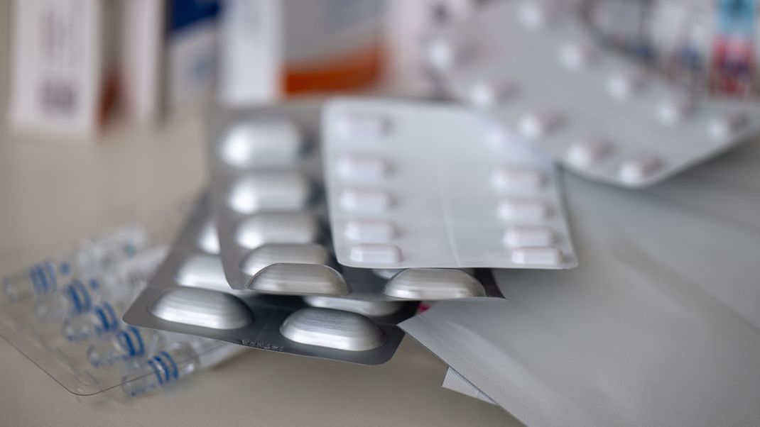 Schmerzmittel Fentanyl, Tilidin und Oxycodon verschiedener Hersteller in Form von Tabletten, Tropfen und Pflastern liegen in einer Apotheke auf dem Tisch. 