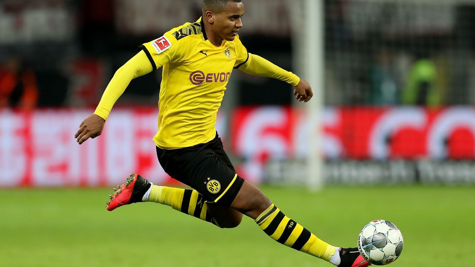 
                <strong>Manuel Akanji</strong><br>
                beim BVB seit: Januar 2018Vertrag bis: 2022Monatelang hielt Lucien Favre an seinem Schweizer Landsmann Manuel Akanji fest - auch wenn der nicht immer glücklich agierte. Doch in den Wochen vor der Corona-Zwangspause musste der ehemalige Baseler in der Hierarchie der Innenverteidiger dann auch Dan-Axel Zagadou an sich vorbeiziehen lassen und fand sich häufig auf der Bank wieder. Da der Franzose vorerst mit einer Außenbandverletzung im linken Knie ausfällt, könnte sich Akanji wieder in den Vordergrund spielen. Oder für andere Klubs herausputzen, denn der "Sport Bild" zufolge wäre der BVB bei einer Ablösesumme von 25 bis 30 Millionen Euro gesprächsbereit. Damit würde der einstige 21,5-Millionen-Euro-Transfer sogar noch mit Gewinn verkauft werden.
              