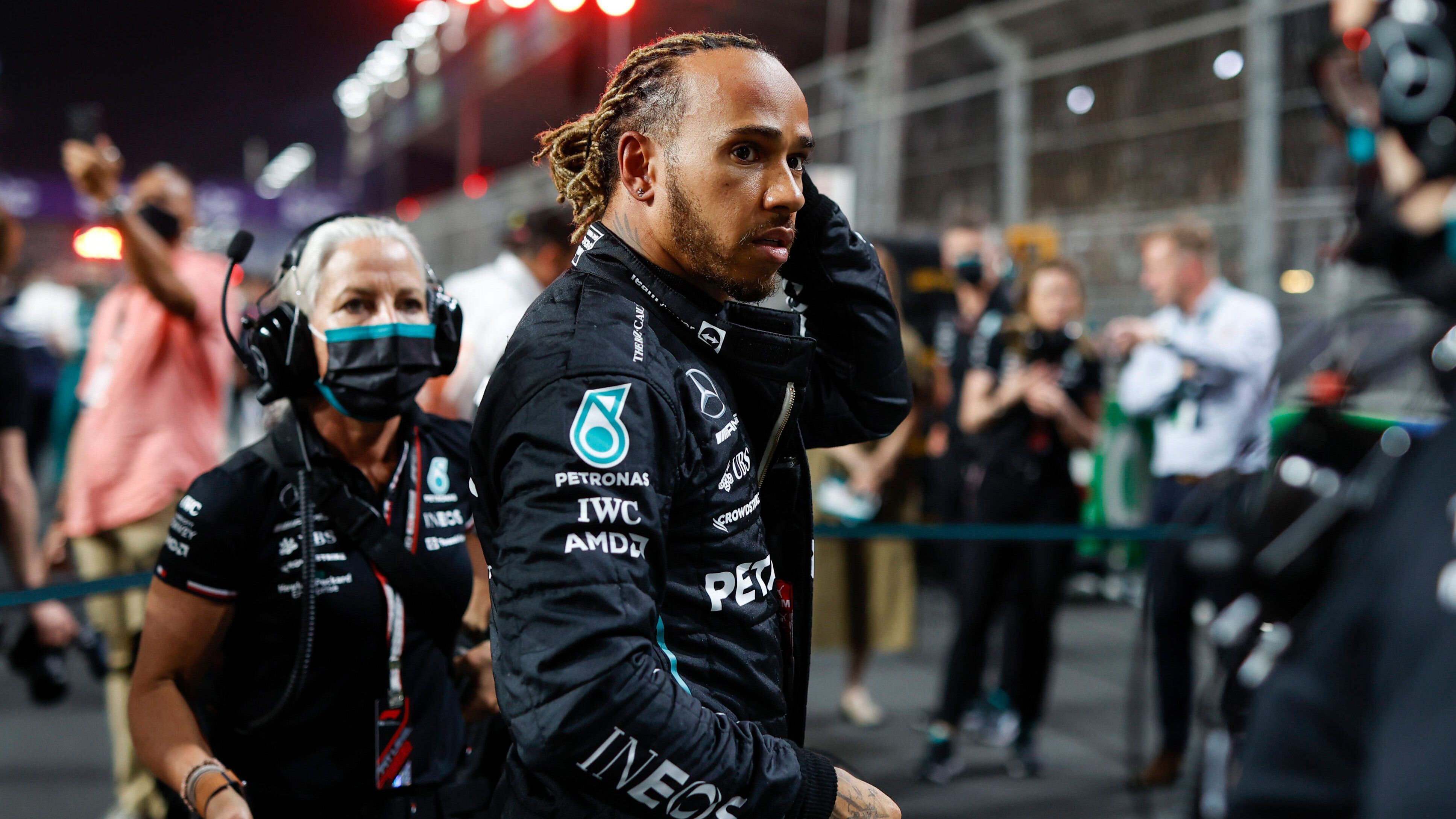 
                <strong>Verlierer: Lewis Hamilton (Mercedes)</strong><br>
                Was ist nur mit dem siebenmaligen Weltmeister los? Im Qualifying schaffte es Lewis Hamilton nicht mal in das Q2, von Platz 15 ging es am Sonntag ins Rennen. Mit dem harten Reifensatz arbeitete sich der Brite in die Punkte, für seinen Boxenstopp hoffte man vergeblich auf ein zweites Safety Car, das nie kam. Durch einen guten Schlussspurt fuhr der 37-Jährige immerhin noch auf Platz zehn und damit in die Punkte, doch im Vergleich zu seinem Teamkollegen George Russell (Platz fünf) wirkte Hamilton das ganze Wochenende auf verlorenem Posten.
              