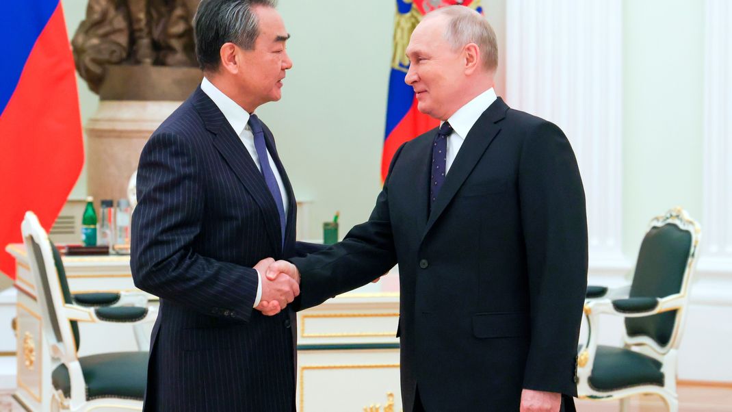 Wang Yi und Wladimir Putin