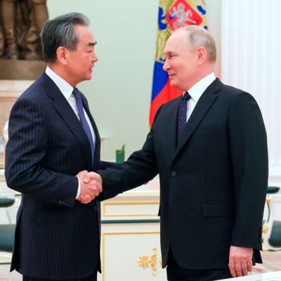 Wang Yi und Wladimir Putin