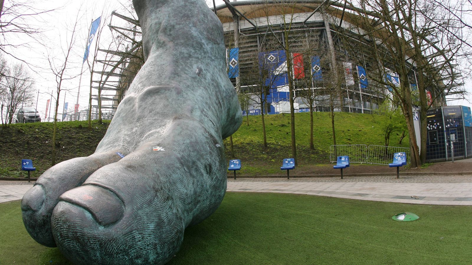 <strong>Uwe Seeler</strong><br>
                Ein etwas kurioses Denkmal wurde dem früheren HSV-Star Uwe Seeler gewidmet. Der rechte Fuß des Ex-Angreifers wurde in Bronze im Maßstab 20:1 im Jahr 2005 vor dem Volksparkstadion enthüllt.&nbsp;"Ich bin über die Ehrung sehr stolz. Ich wünsche mir, dass dieser Fuß dem HSV viel Glück bringen wird", sagte Seeler damals über die Skulptur der Künstlerin Brigitte Schmittges.