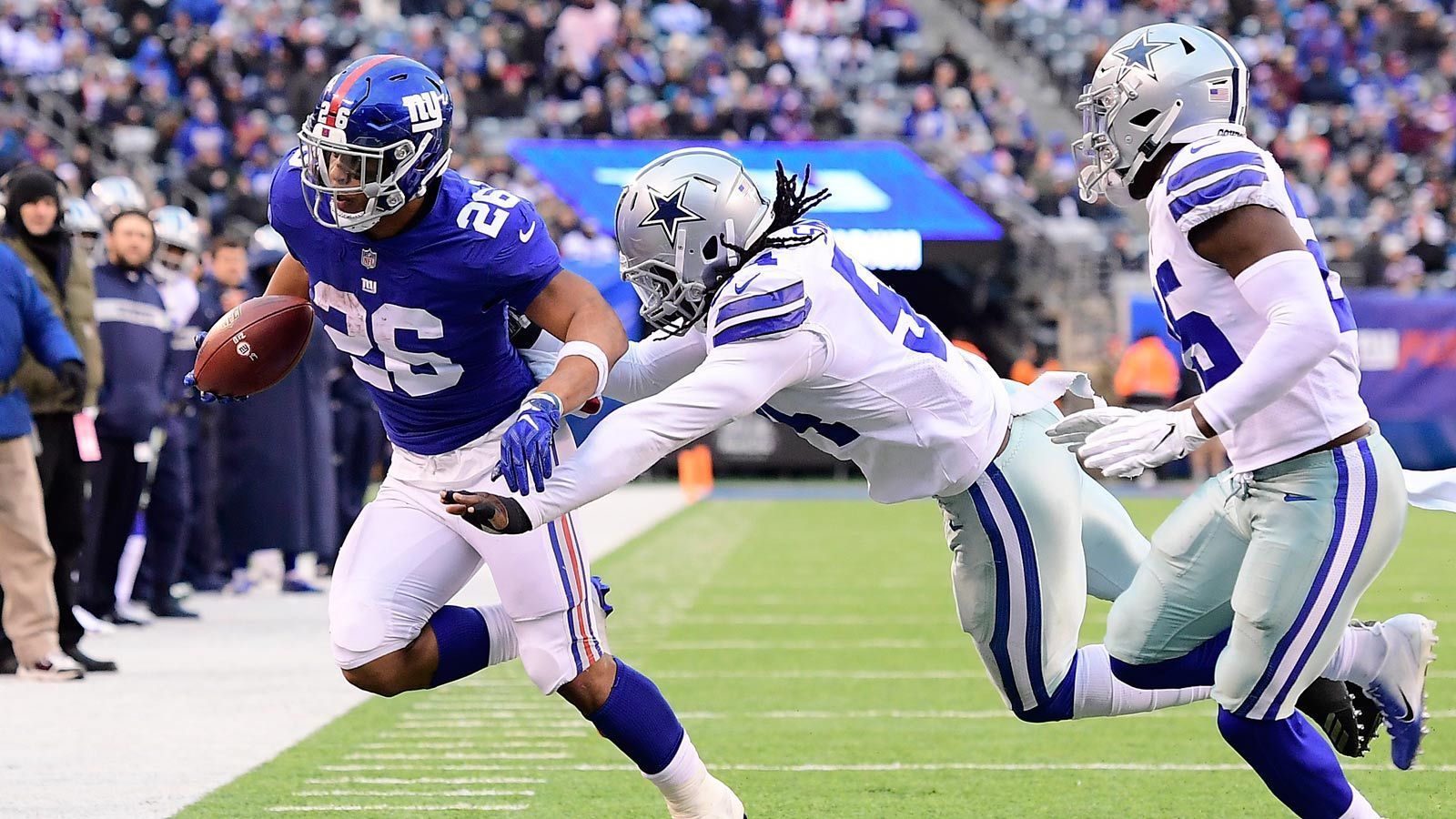 
                <strong>Week 17: Saquon Barkley mit den meisten Receptions eines Rookie-Running Backs</strong><br>
                Mit seinen vier Catches gegen die Dallas Cowboys hat Saquon Barkley einen zwölf Jahre alten Rekord gebrochen. Mit insgesamt 91 Receptions in dieser Saison löste der Running Back der New York Giants Reggie Bush als Rookie-Running Back mit den meisten Receptions ab. Bush hatte es in seiner ersten Saison 2006 auf 88 Catches für die New Orleans Saints gebracht. 
              