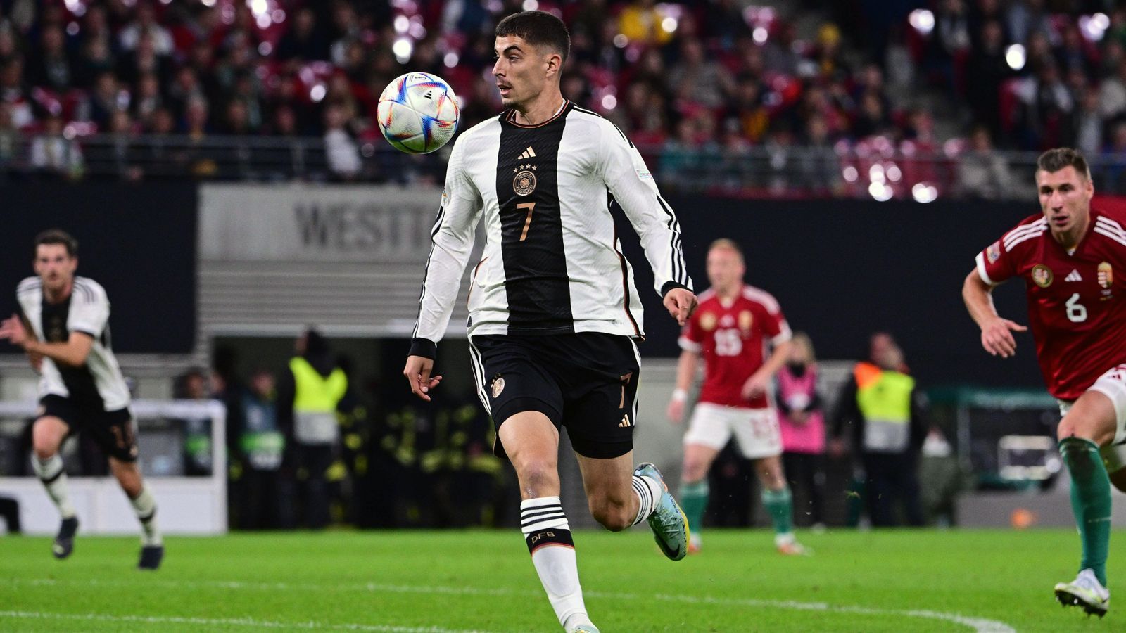 
                <strong>Kai Havertz</strong><br>
                Kommt nach 70 Minuten für Timo Werner ins Spiel und sorgt sofort nach seiner Einwechslung für eine neue Dynamik im deutschen Spiel. Sorgt mit seinen Laufwegen für neue Räume, kann die erste Niederlage unter Hansi Flick aber auch nicht mehr verhindern. ran-Note: 3
              