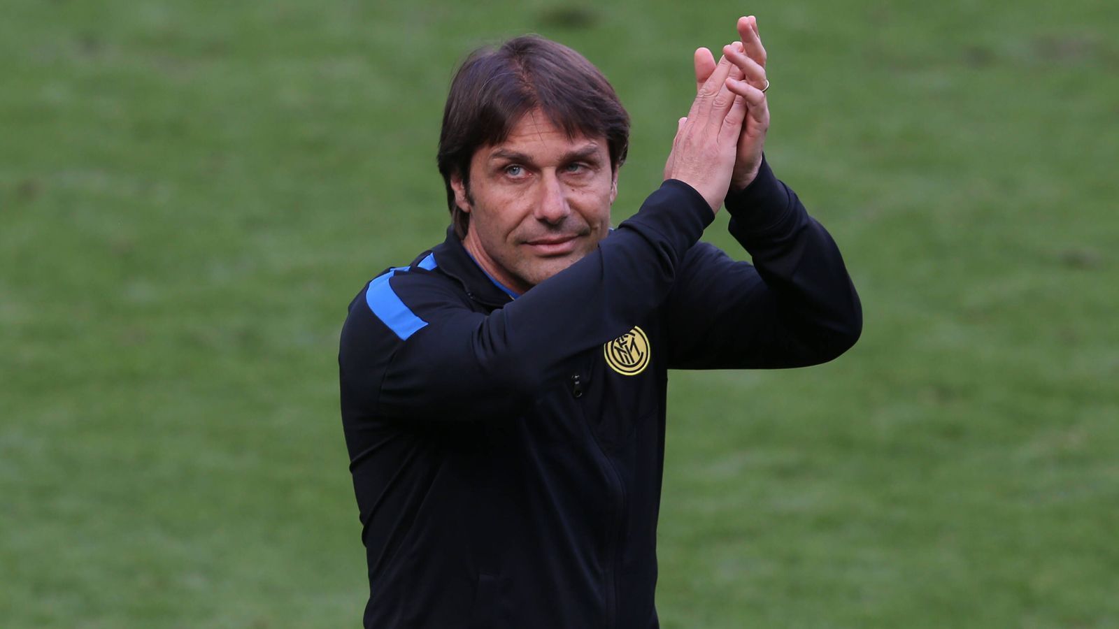 
                <strong>Antonio Conte (Inter Mailand)</strong><br>
                Der Titel ist da, aber der Trainer weg. Antonio Conte hat Inter Mailand nur wenige Tage nach dem letzten Spieltag der Serie A und dem errungenen Scudetto überraschend verlassen. Der 51-Jährige trat trotz eines laufenden Vertrags bei den Nerazzurri zurück. Als Grund wird in italienischen Medien über Dissonanzen in Sachen Kaderplanung für die kommende Saison spekuliert. Demnach soll Conte unzufrieden damit sein, dass der Verein trotz des Titelgewinns Spielerverkäufe anstrebe, um damit rund 80 Millionen Euro einzunehmen. Als Abfindung soll Conte nun ein halbes Jahresgehalt bekommen - etwa sieben Millionen Euro. Als Nachfolger werden Simone Inzaghi (Lazio Rom) und Massimiliano Allegri (vereinslos) gehandelt.
              