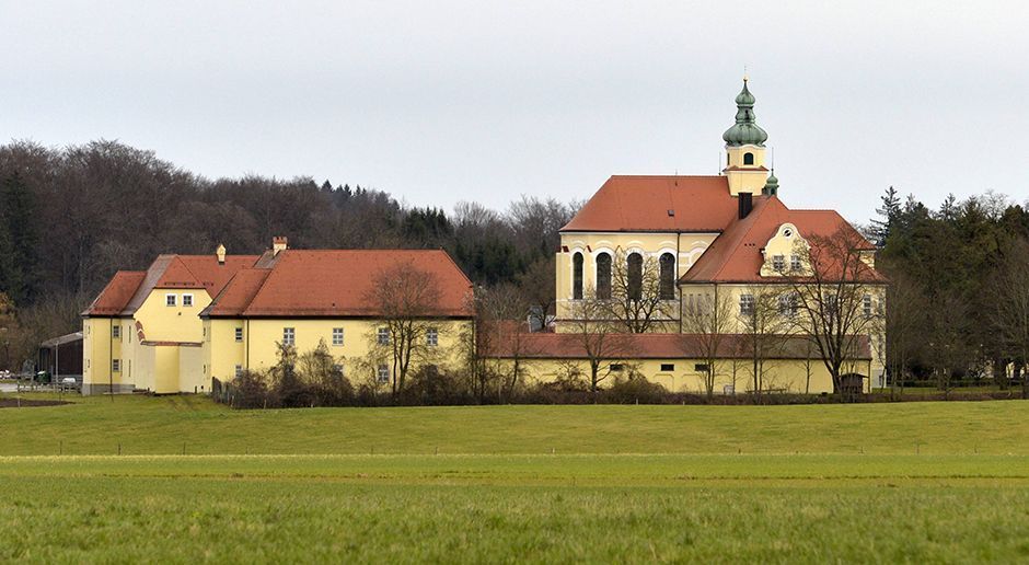 
                <strong>Neuer Inhaftierungsort für Uli Hoeneß</strong><br>
                Im Januar 2015 wird Uli Hoeneß in die Justiz-Vollzugsanstalt Rothenfeld bei Andechs verlegt. Er ist jetzt Freigänger und darf das Gefängnis stundenweise verlassen. Er arbeitet von nun an in der Nachwuchsabteilung des FC Bayern München.
              