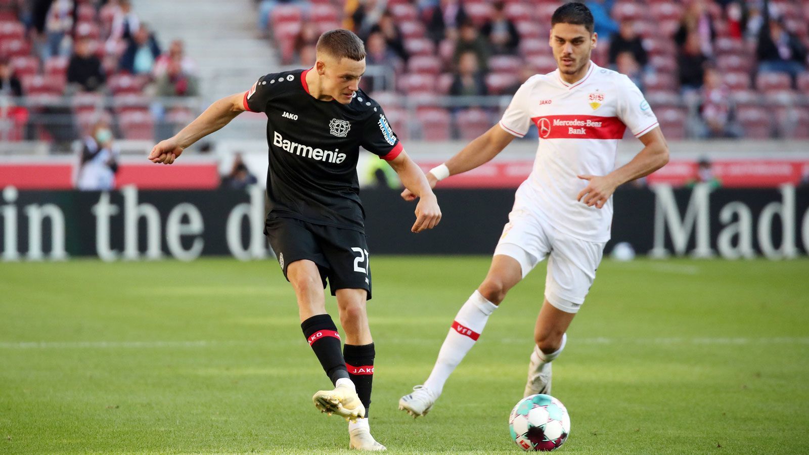 
                <strong>Absoluter Stammspieler zum Saisonstart</strong><br>
                In der laufenden Saison spielt Wirtz eine tragende Rolle im Team von Trainer Peter Bosz. Der Youngster kam bisher in allen vier Partien von Anfang zum Zug, spielte 94 Prozent der möglichen Spielminuten, erzielte ein Tor und bereitete ein weiteres vor. Leverkusen holte im Sommer keinen 1:1 Ersatz für den zum FC Chelsea abgewanderten Kai Havertz. Diese Rolle könnte der 17-jährige Offensivspieler in dieser Saison vermehrt einnehmen. Dennoch muss er auch anderen Pflichten nachkommen ...
              