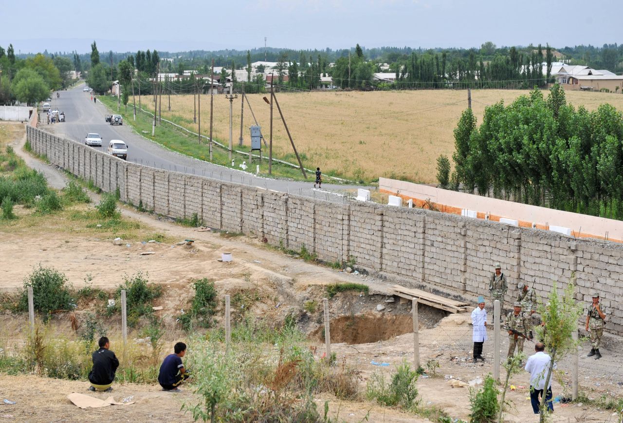 Krisenherd Usbekistan-Kirgistan-Tadschikistan: Die Nachbarländer Usbekistan, Kirgistan und Tadschikistan stehen seit dem Ende der UdSSR immer wieder in Konflikten miteinander. Bei den Auseinandersetzungen geht es vor allem um Ressourcen, Wasser- und Bodenrechte, die Diskriminierung ethnischer und politischer Minderheiten sowie um die unterschiedliche Auslegung des Islams innerhalb der Völker.