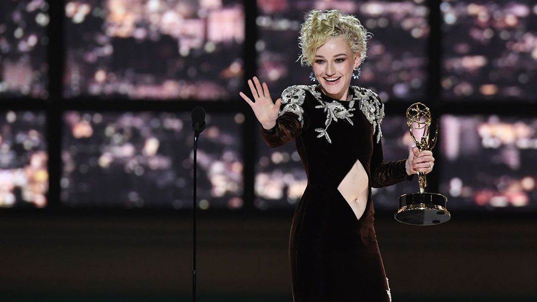 Ein blonder Lockenkopf gewinnt den Preis in der Kategorie "Beste Nebendarstellerin" – der Ozark-Star, Julia Garner, überzeugte uns mit coolem Locken-Style und maßgeschneidertem Gucci-Kleid.