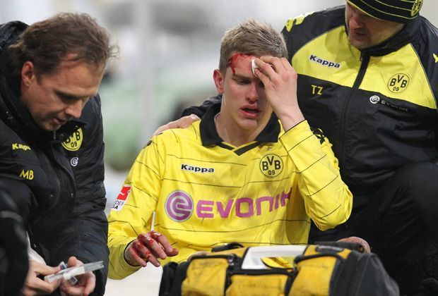 
                <strong>Sven Bender (Borussia Dortmund)</strong><br>
                Ebenso wie Schmelzer erging es Teamkollegen Sven Bender: Im Champions-League-Spiel gegen den SSC Neapel zog er sich bereits nach 18 Minuten einen Nasenbeinbruch zu. Die Blutung war kaum zu stoppen - vier Trikots verbrauchte der Dortmunder.
              