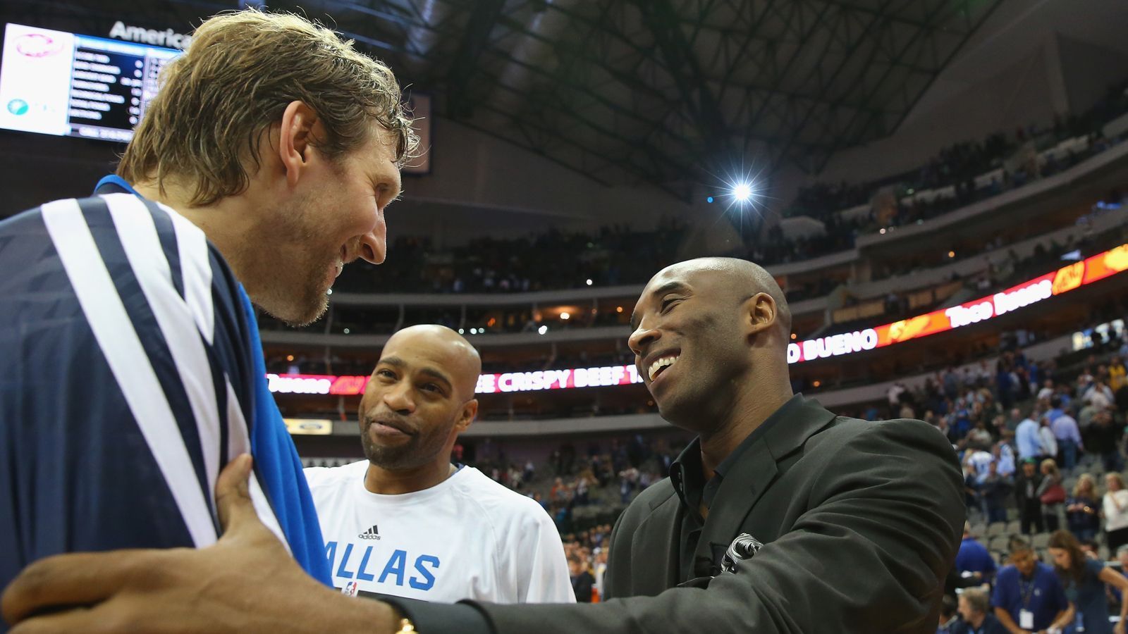 
                <strong>Das ewige Duell Nowitzki gegen Bryant</strong><br>
                In seiner Karriere traf Bryant 53 Mal auf die deutsche Legende Dirk Nowitzki. Beide spielten in ihrer ganzen NBA-Laufbahn nur für jeweils ein Team, Nowitzki für die Dallas Mavericks, Bryant für die Lakers. Das Kuriose wiederum, das beide verbindet: Beide wurden von dem Klub, für den sie ihre komplette Karriere spielten, gar nicht gedraftet. Während Bryant von den Charlotte Hornets 1997 ausgewählt wurde, waren es bei Nowitzki 1998 die Milwaukee Bucks.
              