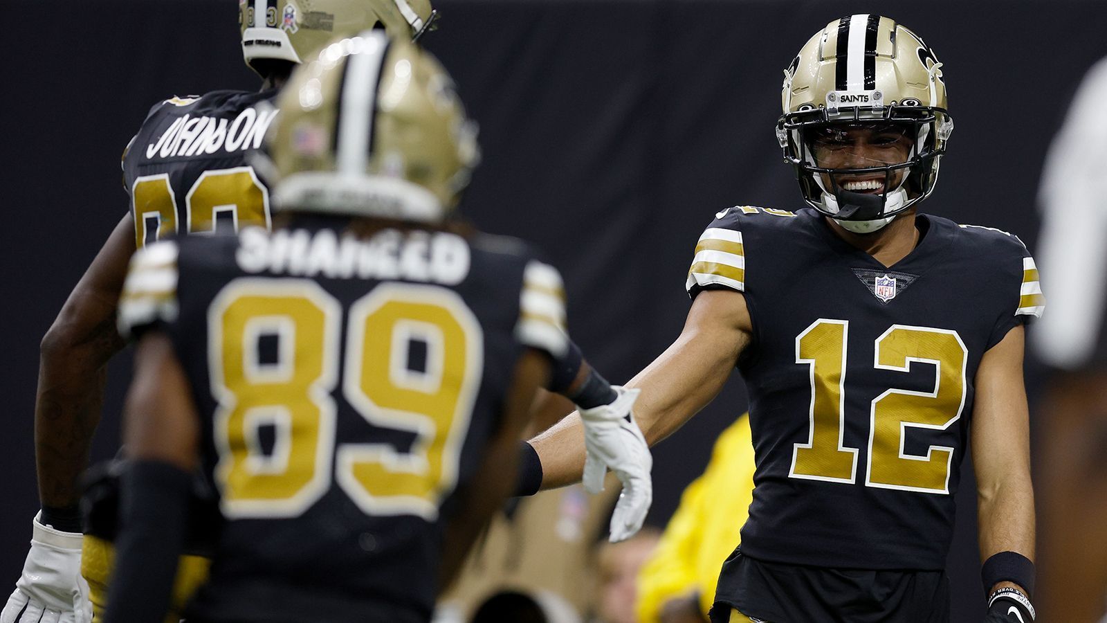 
                <strong>Platz 19: New Orleans Saints</strong><br>
                &#x2022; Starter: Michael Thomas, Chris Olave, Rashid Shaheed<br>&#x2022; Backups: Bryan Edwards, A.T. Perry, Tre'Quan Smith<br>Chris Olave sammelte als Rookie über 1.000 Receiving Yards und Rashid Shaheed zeigte seine Fähigkeiten als vertikale Option. Ein fitter Michael Thomas würde die Saints auf ein noch höheres Level heben. Auch die zweite Reihe muss sich, mit ihrem Mix aus jungen und erfahrenen NFL-Spielern nicht verstecken. 
              