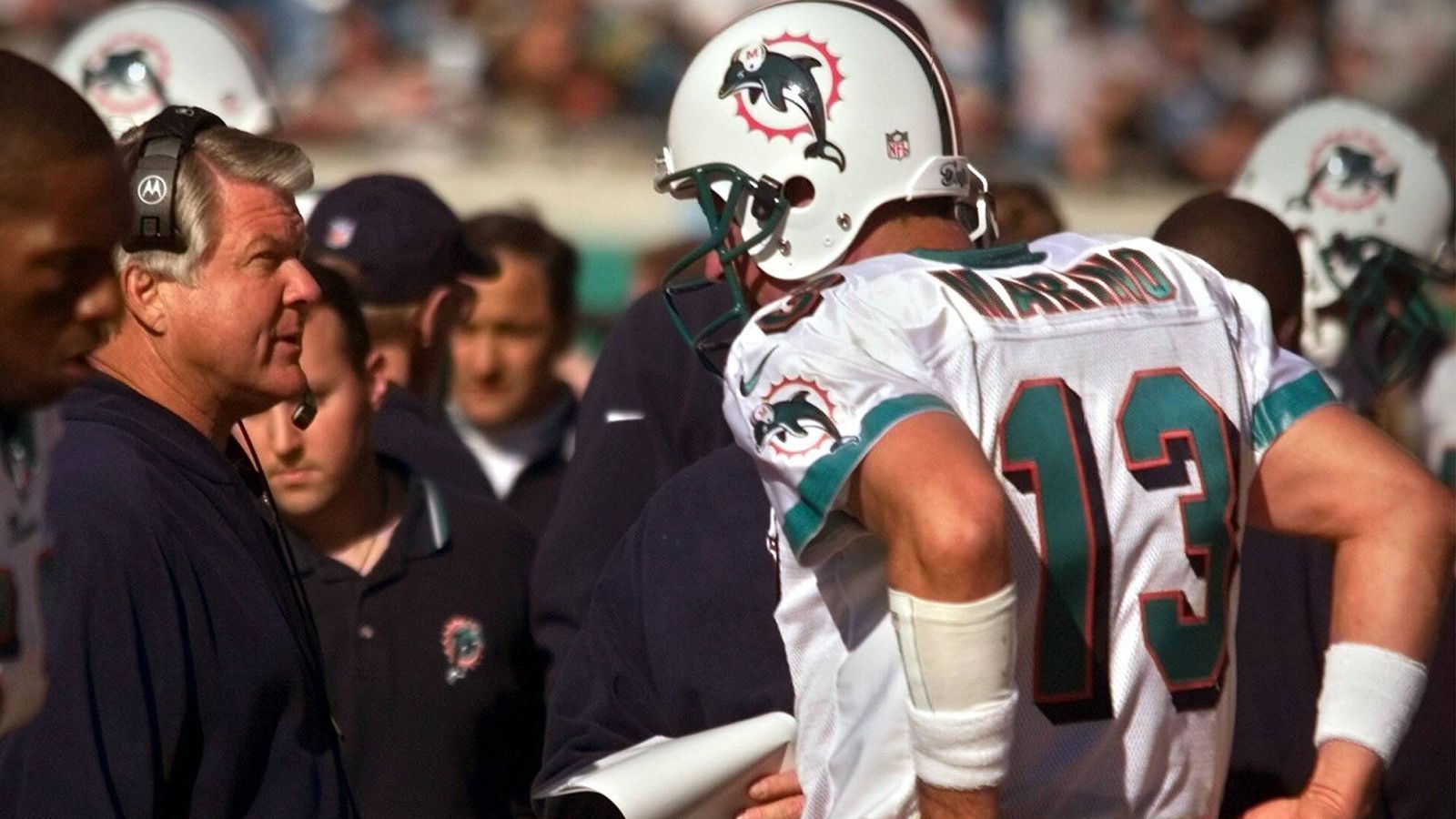 
                <strong>Platz 5: Dolphins vs. Jaguars 2000</strong><br>
                Jacksonville Jaguars vs. Miami Dolphins 62:7 - In seiner letzten Saison für die Miami Dolphins musste Star-Quarterback Dan Marino eine der schmerzlichsten Niederlagen überhaupt hinnehmen. Der Gegner, die Jacksonville Jaguars, erzielte 55 Punkte mehr als sein Team. Die Zeit der Passgeber-Legende war vorbei.
              