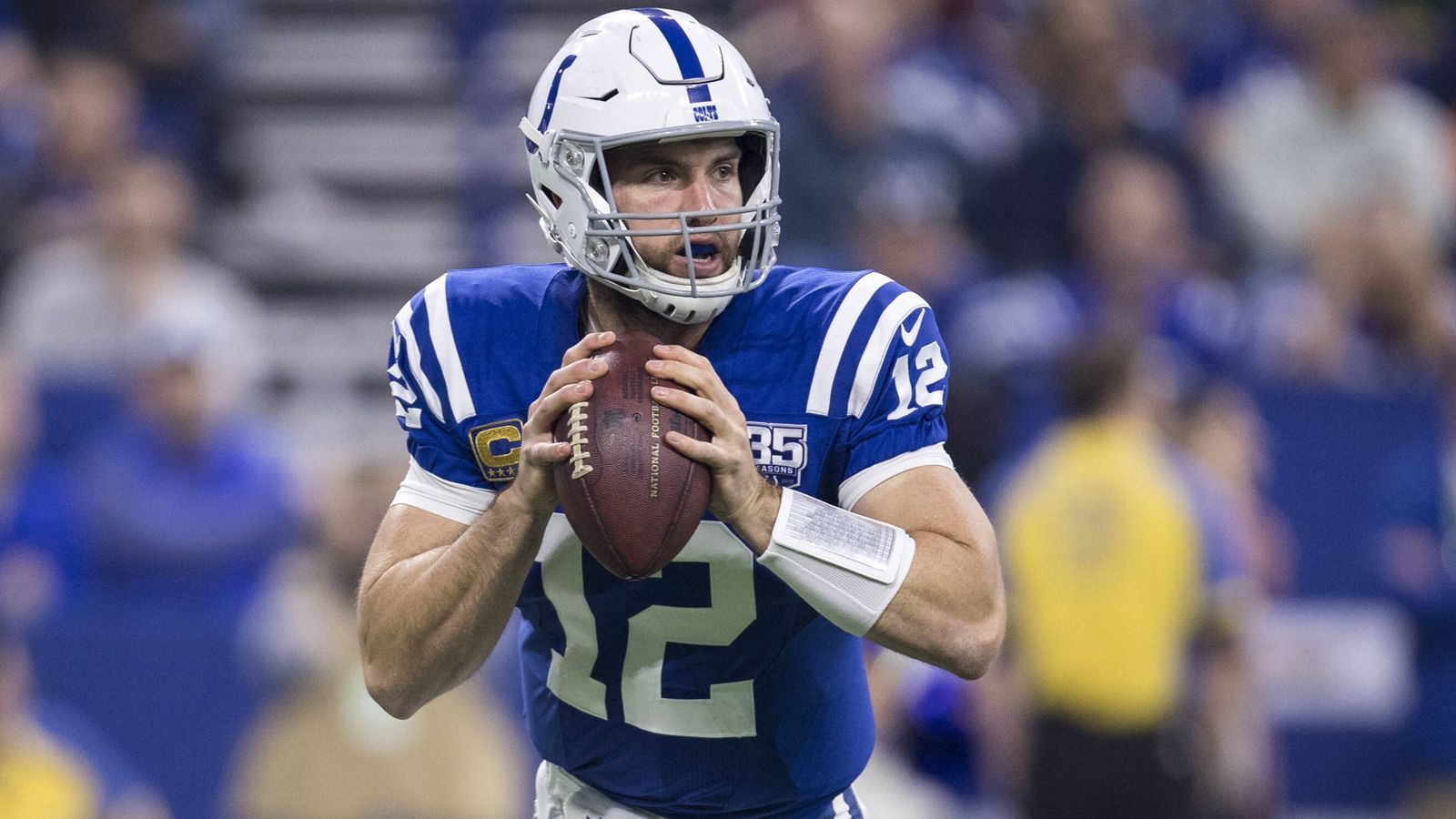 
                <strong>Gewinner: Andrew Luck</strong><br>
                Nachdem der Quarterback der Indianapolis Colts die Saison 2017 verletzungsbedingt verpasst, fragen sich viele Experten, wann Andrew Luck wieder der Alte sein würde - und ob überhaupt. Diskussionen dieser Art erledigen sich nun recht schnell. Der Passgeber führt sein Team gegen die Tennessee Titans mit einem Mega-Spiel (197 Passing Yards, 3 TD-Pässe, 0 Interceptions) zum vierten Sieg in Folge.
              