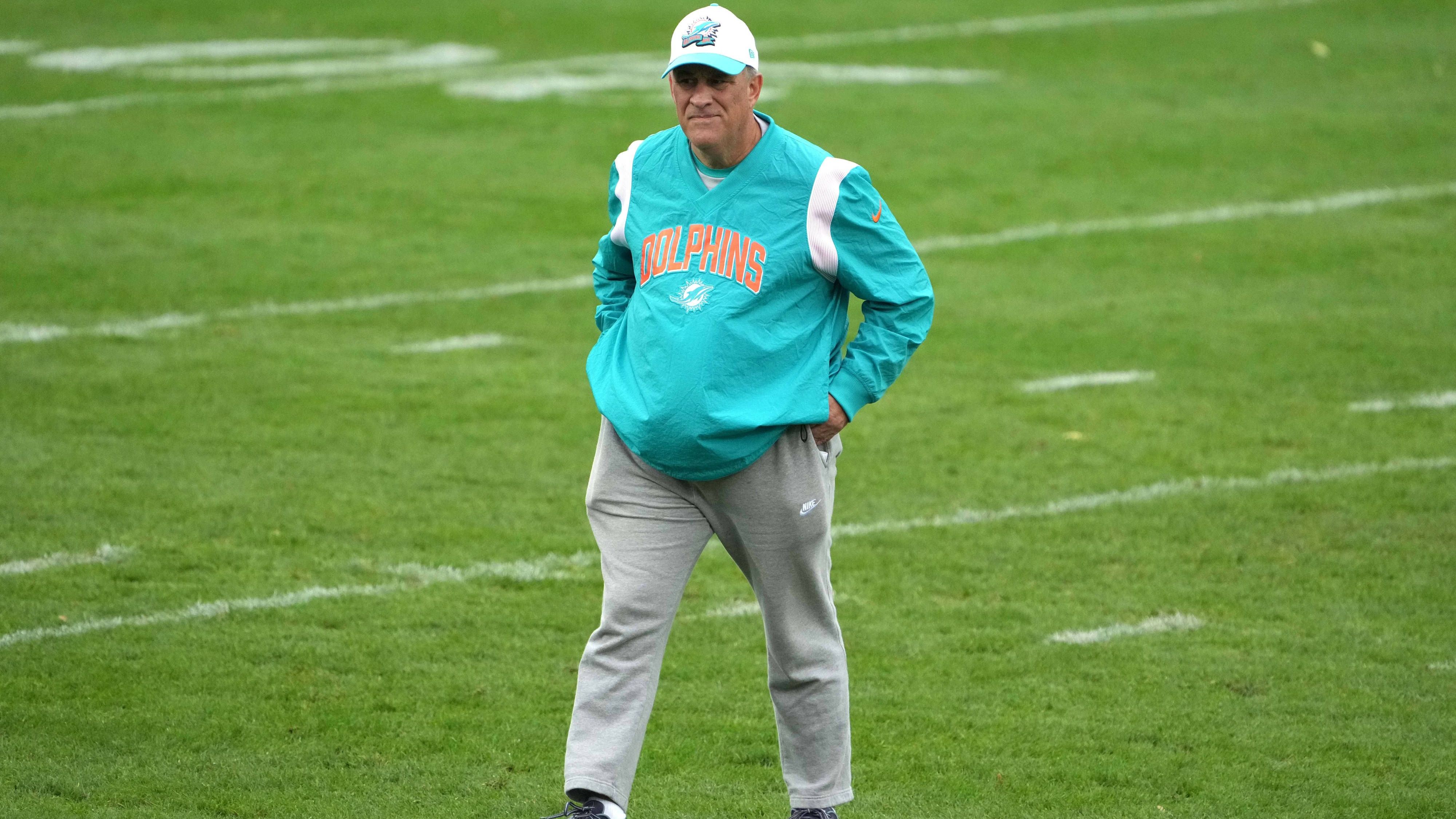 <strong>Dolphins @ Chiefs: Vic Fangios Defense bricht ein</strong><br>Ob die Dolphins zum Spiel gegen die Chiefs überhaupt genug Spieler in der Defense zusammenbekommen, ist jedoch noch offen. Um alle Starter zu nennen, die verletzt fehlen, reicht das Zeichenlimit nicht. Vic Fangio muss sich - auch gegen eine angeschlagene Chiefs-Offense - dringend etwas einfallen lassen.