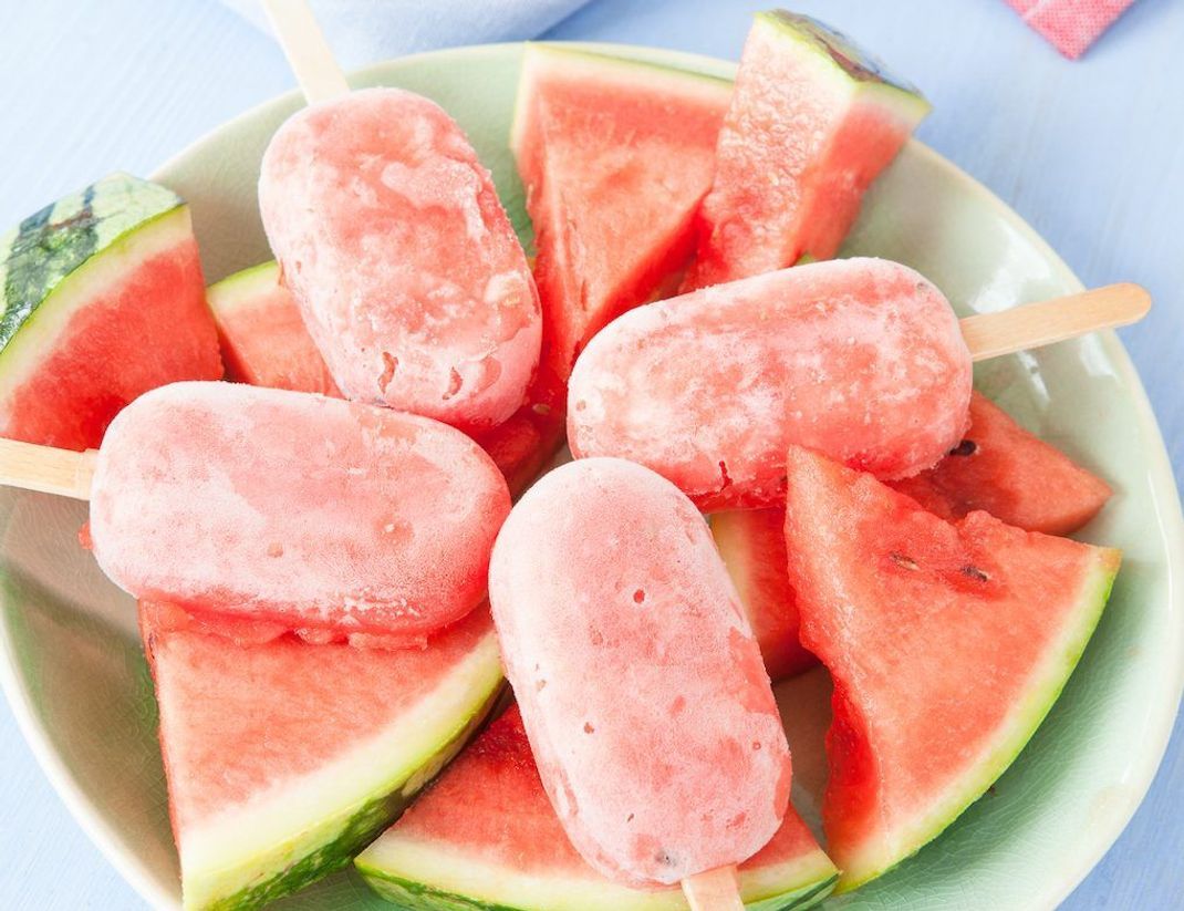 Erfrischend: Selbstgemachtes Wassermelonen-Eis. Die Idee zu diesem Rezept stammt von kuechengoetter.de. 