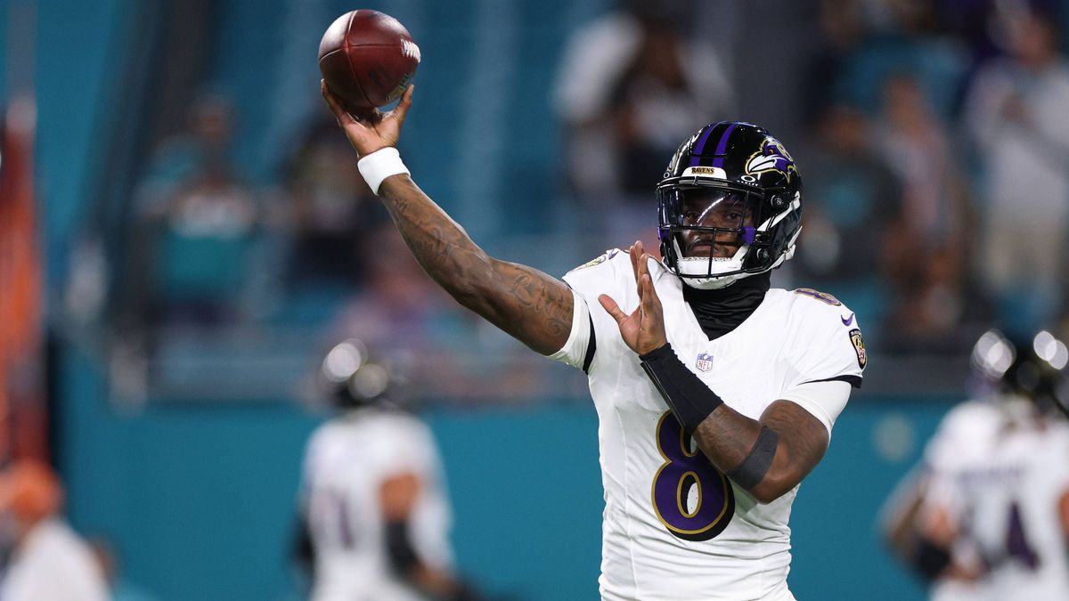 NFL, American Football Herren, USA Baltimore Ravens at Miami Dolphins Oct 30, 2025; Miami Gardens, Florida, USA; Baltimore Ravens quarterback Lamar Jackson (8) warms up before a game against the Mi...
