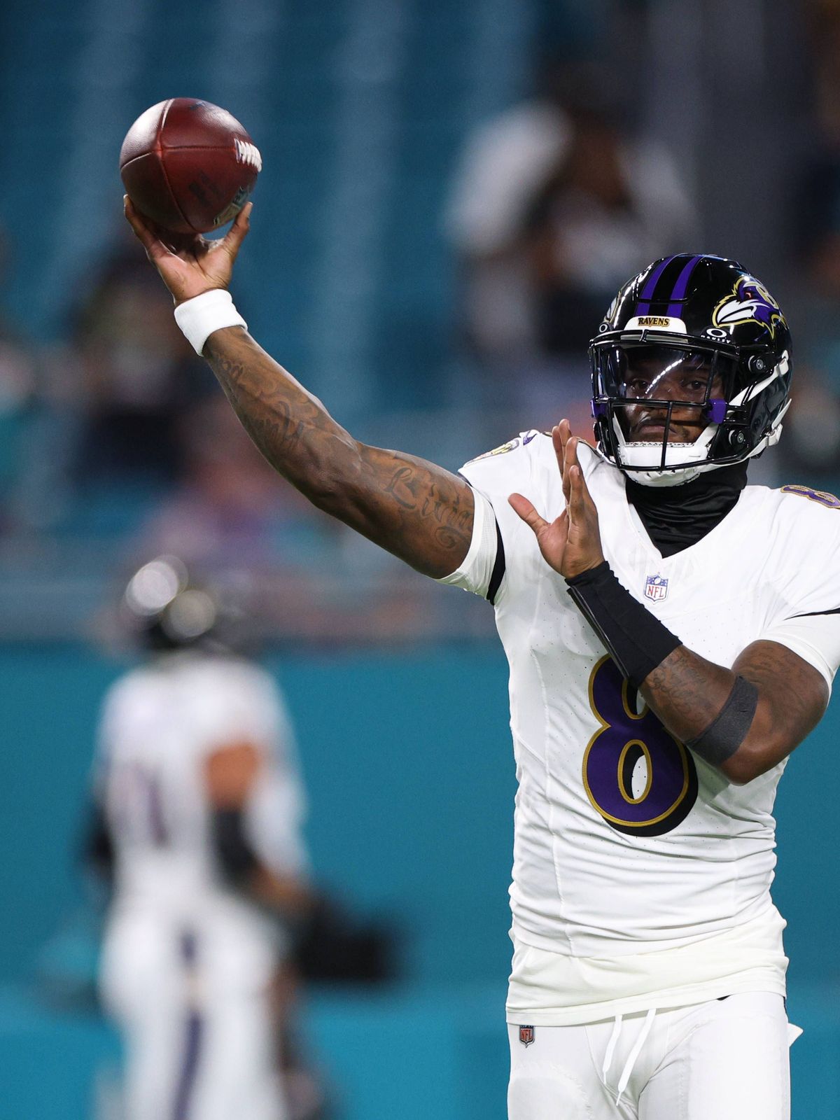 NFL, American Football Herren, USA Baltimore Ravens at Miami Dolphins Oct 30, 2025; Miami Gardens, Florida, USA; Baltimore Ravens quarterback Lamar Jackson (8) warms up before a game against the Mi...