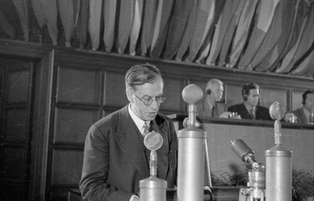 Julian Huxley (1887-1975) war Biologe und der erste UNESCO-Generalsekretär. Er wirkte maßgeblich an der Allgemeinen Erklärung der Menschenrechte mit.
