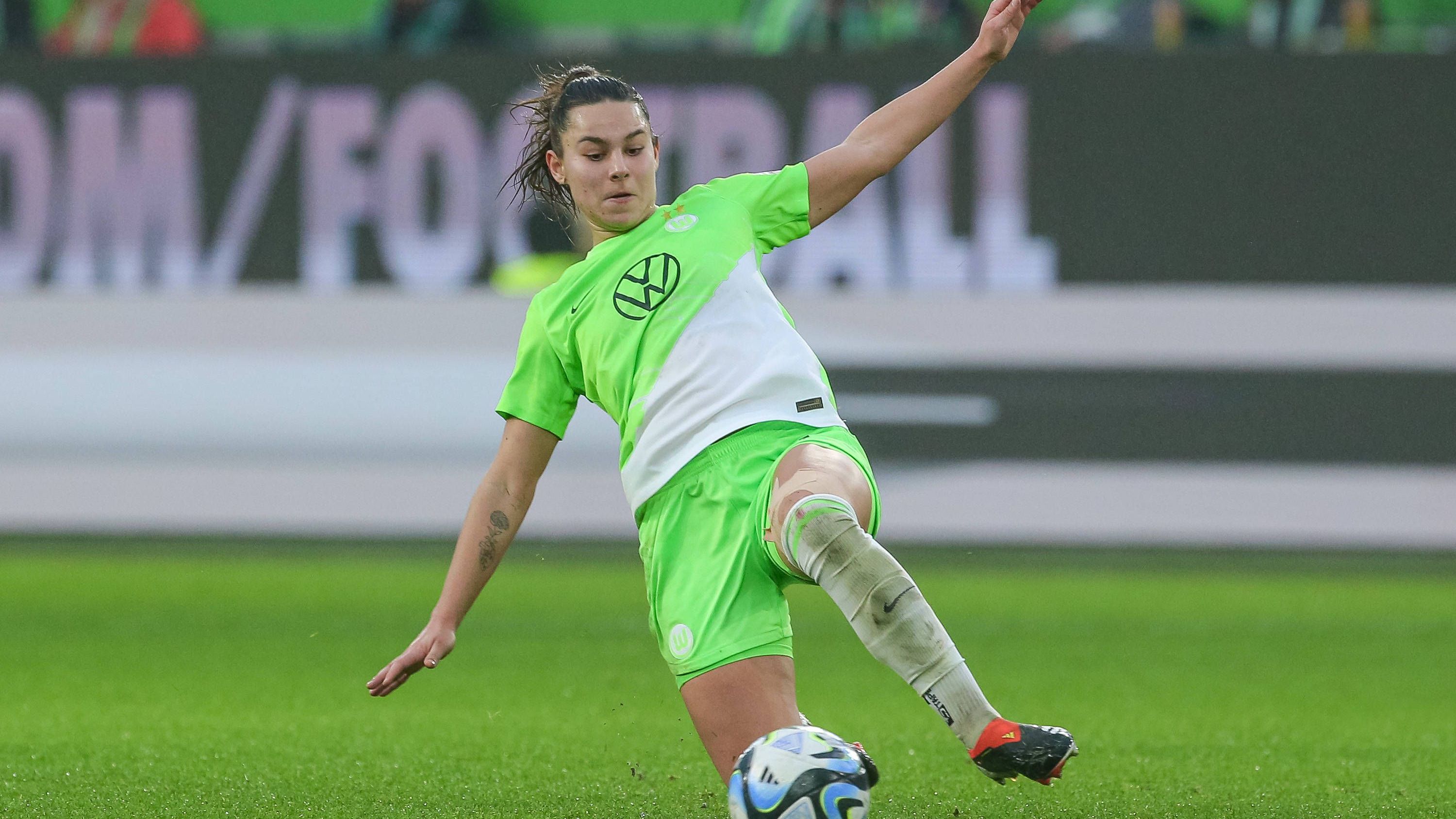 <strong>Platz 4: Lena Oberdorf zum FC Bayern (aktuell VfL Wolfsburg)</strong><br>Stimmt die vom "NDR" kolportierte Ablösesumme von 400.000 Euro, springt Oberdorf mit ihrem Wechsel zum FC Bayern auf den vierten Platz. Bis zum Sommer wird sie allerdings noch für den VfL Wolfsburg zur Grätsche ansetzen.