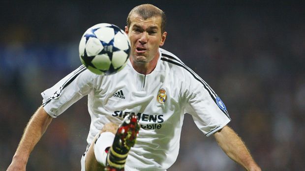 
                <strong>Offensives Mittelfeld: Zinedine Zidane</strong><br>
                Offensives Mittelfeld: Zinedine Zidane. "Le Chef" darf eigentlich in keiner Traum-Elf fehlen und Alonsos ist keine Ausnahme. "Auf seinem Zenit war er auf einem anderen Level", meint Alonso. 
              