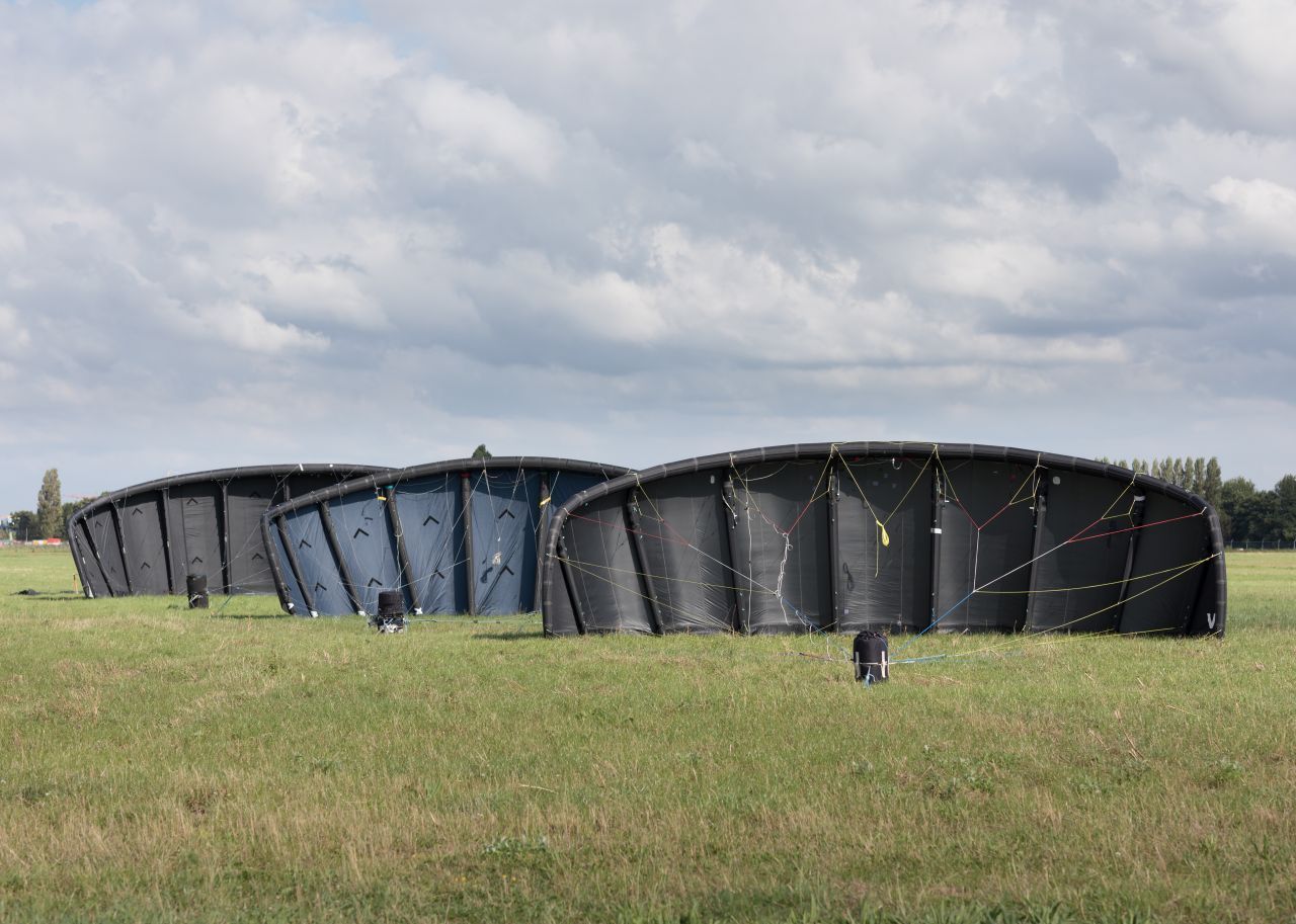 Vor dem Abheben:  Die Energiedrachen von Kitepower in verschiedenen Größen.