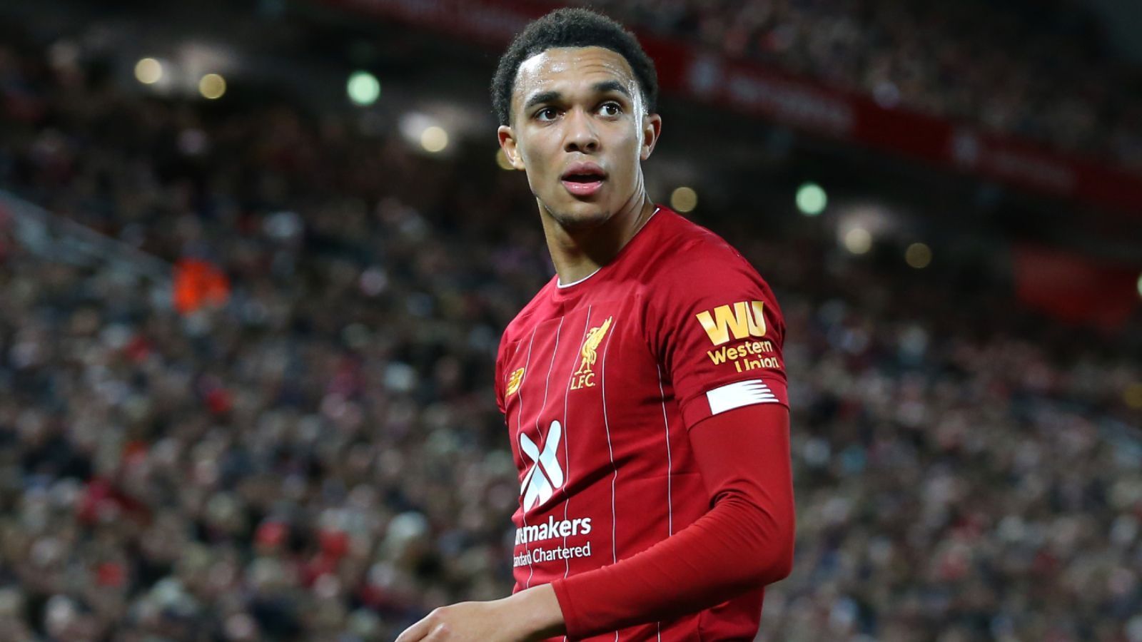 
                <strong>Trent Alexander-Arnold (FC Liverpool) </strong><br>
                Ein weiterer Leistungsträger der "Reds"-Defensive im UEFA Team des Jahres ist Trent Alexander-Arnold. Der blitzschnelle 21-Jährige beackert die rechte Seite beim FC Liverpool. Unvergesslich: Sein Geniestreich im Rückspiel des Champions-League-Halbfinals gegen Barcelona bei einer schnell ausgeführten Ecke, die zum Tor führte und den "Reds" den Einzug ins Finale ebnete.
              