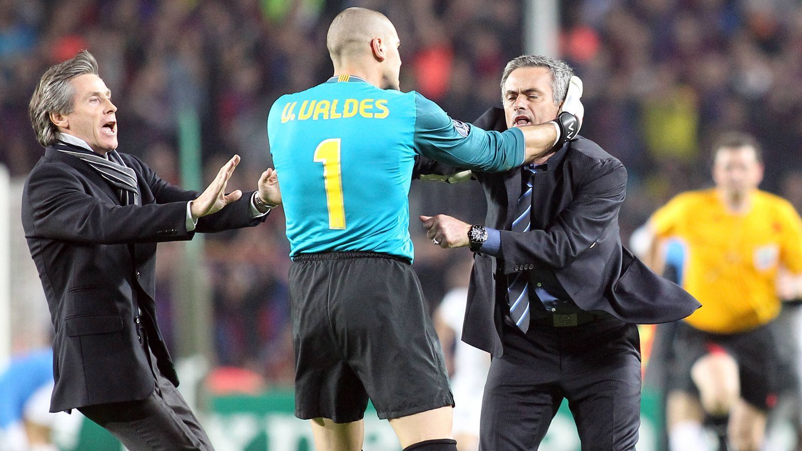 <strong>Mourinhos Jubellauf in Barcelona</strong><br>
                Unvergessen ist auch Mourinhos theatralischer Jubellauf im Camp Nou, nachdem er am 28. April 2010 trotz einer 0:1-Niederlage beim FC Barcelona mit Inter Mailand ins Finale der Champions League eingezogen war. Barca-Torwart Victor Valdes (M.) versuchte, die Provokationen zu beenden, wieder wurden Handgreiflichkeiten nur knapp vermieden.