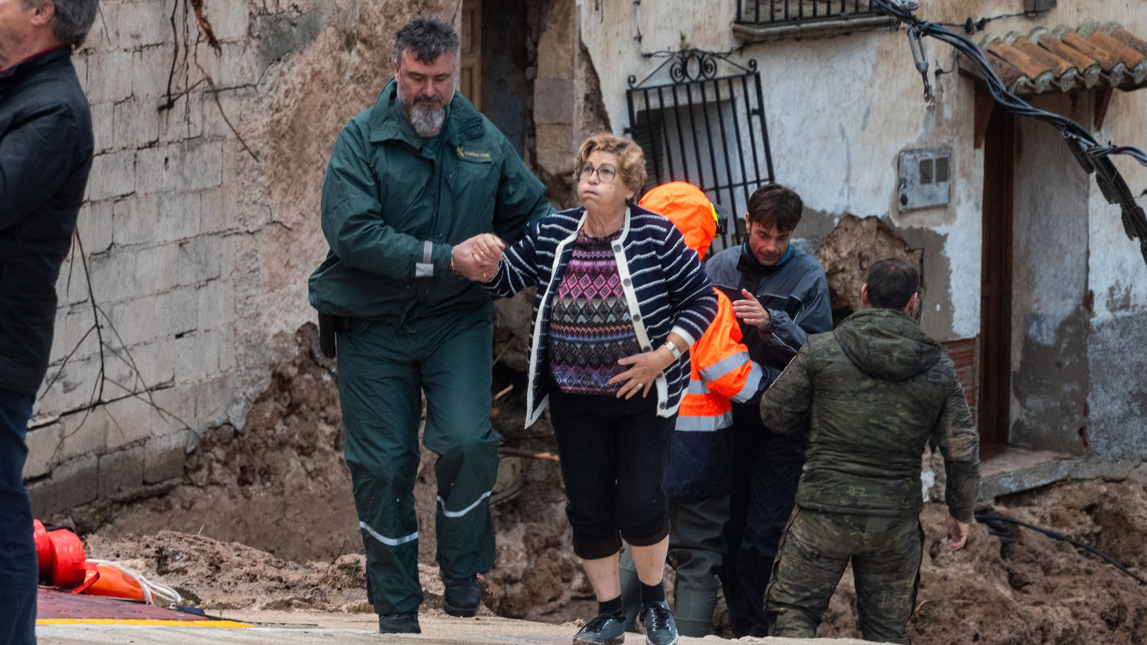 Os serviços de emergência estão ajudando os moradores da vila de Albacete. As chuvas causaram caos e medo em grande parte da Espanha.